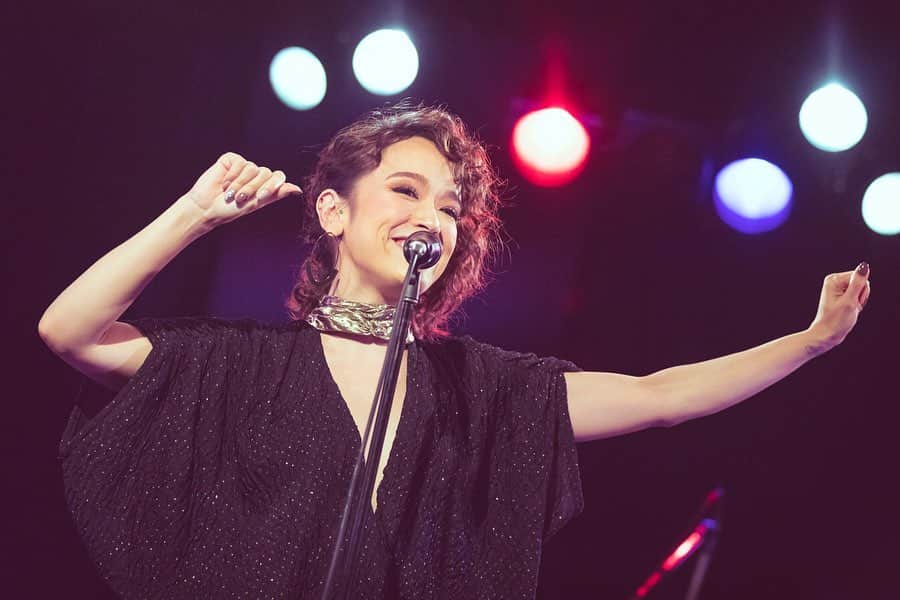 Soweluのインスタグラム：「11/5 Birthday Live見に来てくれたみんな、改めて本当にありがとう🙏✨✨ 来れなかった方の為にもライブの写真色々アップするね〜！😉 今回のテーマは『懐かしさ』という事で 1stステージ衣装はヴィンテージ物のワンピに クリクリヘアで登場。 久しぶりにアニメBECKの曲 「Moon on the water」からスタートしたよ♪ 1stステージは低音Voiceを活かした1970年のカバーや、熱唱バラードの90sスタンダードナンバーも歌ったりして、アコースティックな世界観を 存分に楽しめる内容にしたの✨ ・ ・ ・ 次へ続く💫 ・ ・ 📷 @kazuo_onodera  #sowelu #birthdaylive #bluesalleyjapan #vintagedress」