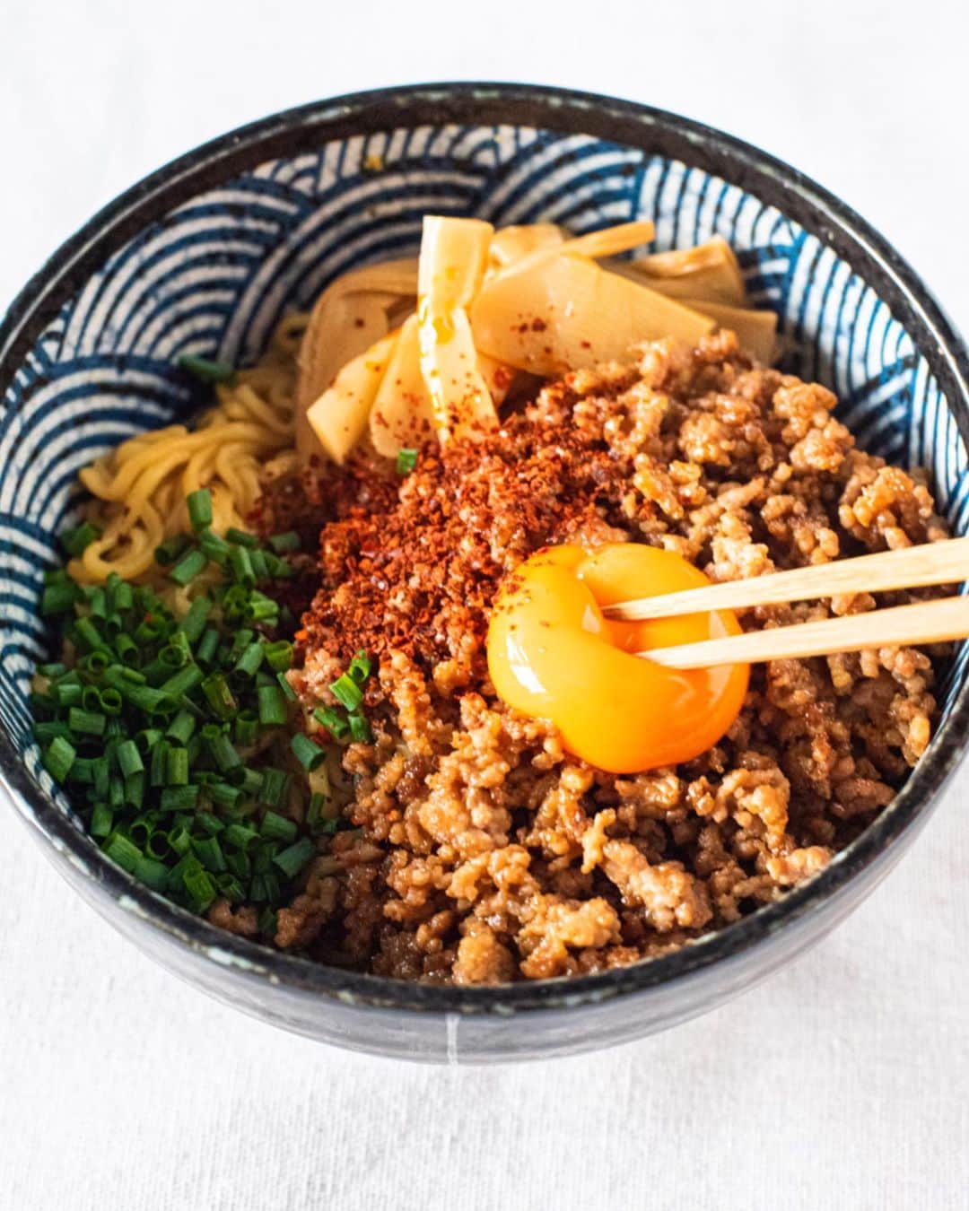 のインスタグラム：「.📝レシピあり •特製ピリッと甘辛ミンチの油そば ランチに、一手間加えて美味しい油そば。 めっちゃ美味しいので、是非お試しあれ🙆‍♂️ . 📝レシピ(2人前) 材料 マルちゃん正麺醤油2袋 豚挽肉150g 卵1個 醤油大1 砂糖大1 ラー油大1 ごま油大1 サラダ油小1 メンマ適量 青ネギ適量 塩適量 韓国唐辛子適量 . レシピ •フライパンにサラダ油をしき、中火で挽肉を炒める •塩、醤油.砂糖.ラー油を入れ炒め、火が通ったら取り出す •湯でマルちゃん正麺の麺を時間通り湯で、ざるにあげる •ボールに麺、ごま油、マルちゃん正麺のスープ1袋を入れ、和える •麺を器に盛り、ミンチ、ネギ、メンマ、卵黄をトッピングし、  韓国唐辛子を振り完成 *お好みで最後にラー油をかけても○ . 甘辛だけどピリッとラー油が効いた挽肉と濃厚な卵黄、 麺もスープも美味いマルちゃん正麺の組み合わせが最高です！！！ 簡単だしおいしいので、 是非試してみて下さいねー！！☻ #おうちごはんおじさんのレシピ #レシピ . . #マルちゃん正麺天下一決定戦 #チャチャッと手料理 #チャチャッと手料理 #オリひと倶楽部 #pr #マルちゃん正麺 #インスタントラーメン . . #フードスタイリスト#趣味の料理研究家#料理家#料理研究家#井口タクト#おうちごはん#おうちごはんおじさん#おうちごはんLover#料理男子#家庭料理#フーディーテーブル#マカロニメイト#料理好きな人と繋がりたい#Foodstylist#ouchigohan_ojisan#IGersJP#japanesefood」