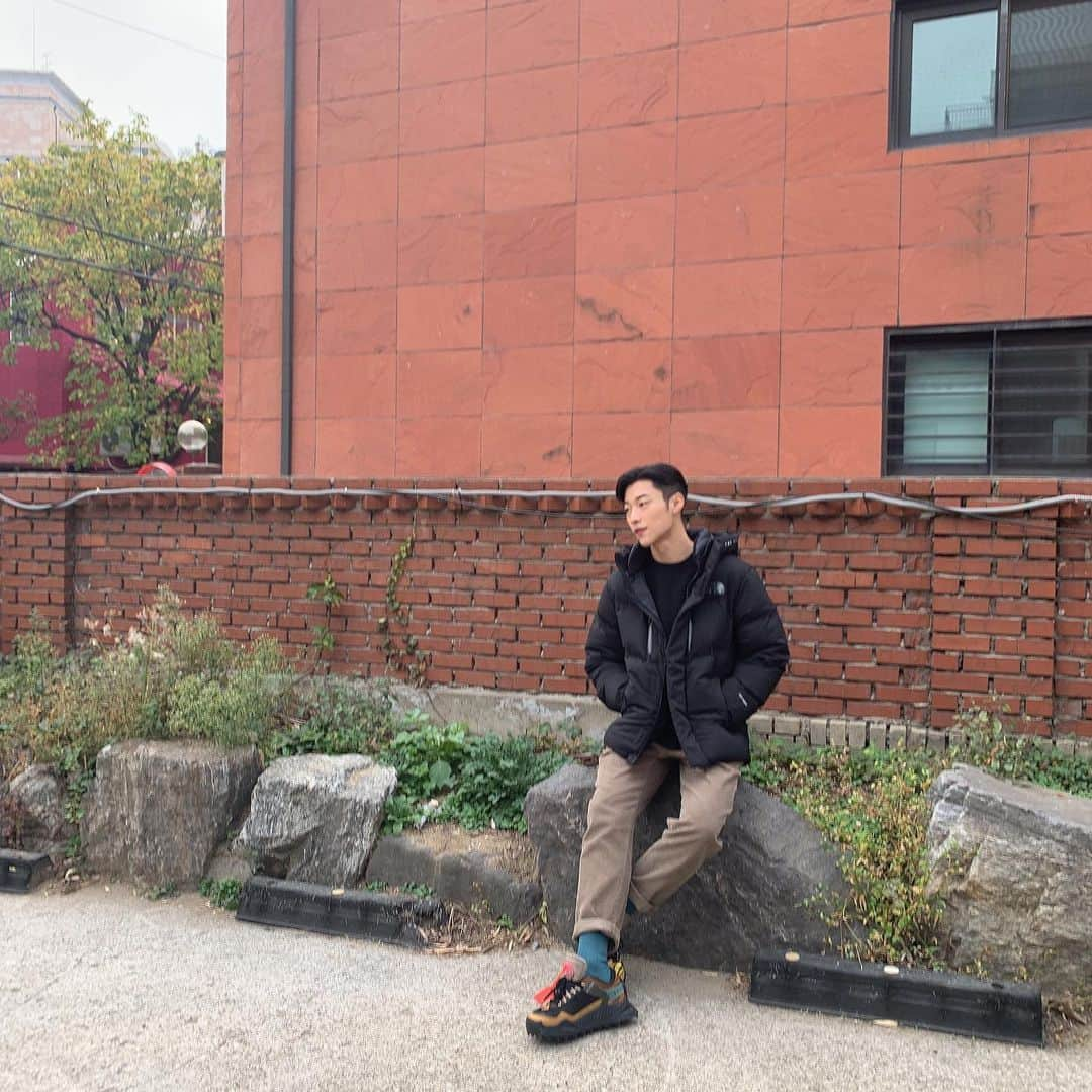 ウ・ドファンさんのインスタグラム写真 - (ウ・ドファンInstagram)「따듯하게 입고 다니셔야 해요😍  #화이트라벨 #멀티플레이어 #패딩 #노스페이스」11月10日 11時17分 - wdohwan