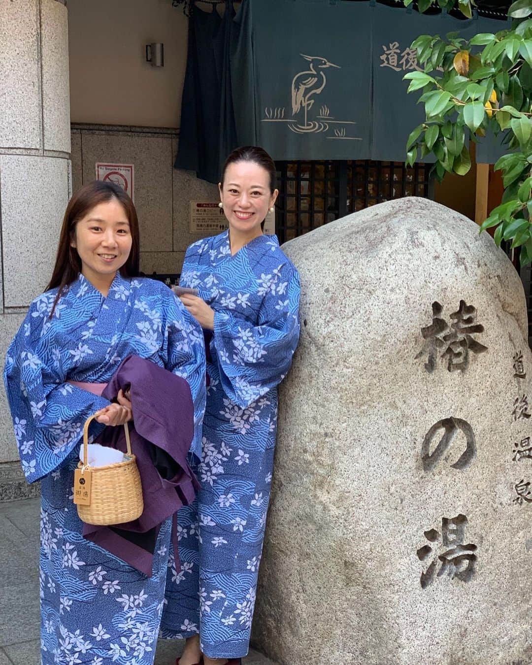 沢瀉美緒さんのインスタグラム写真 - (沢瀉美緒Instagram)「※ Walked around onsen street ♨️ . 後輩に誘われて決めた道後温泉♨️ . その後輩ちゃんは体調不良で 来られなかったけど、楽しんでます💛 . それぞれの旅館の浴衣で 湯巡りするのも、楽しみの１つ。 . 一緒にアーティストの担当をしていた @mikonikopiko ちゃんとは 阿吽の呼吸なので あらゆることがさくさく決まります。 . . #道後温泉 #道後温泉本館 #愛媛 #ehime #松山 #TRAVELMIO #hotsprings #dogoonsen #onsen #温泉 #湯巡り#yukata #浴衣」11月10日 11時19分 - mio_omodaka