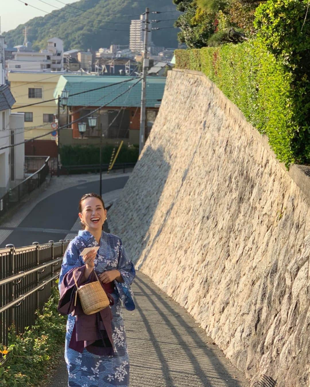 沢瀉美緒さんのインスタグラム写真 - (沢瀉美緒Instagram)「※ Walked around onsen street ♨️ . 後輩に誘われて決めた道後温泉♨️ . その後輩ちゃんは体調不良で 来られなかったけど、楽しんでます💛 . それぞれの旅館の浴衣で 湯巡りするのも、楽しみの１つ。 . 一緒にアーティストの担当をしていた @mikonikopiko ちゃんとは 阿吽の呼吸なので あらゆることがさくさく決まります。 . . #道後温泉 #道後温泉本館 #愛媛 #ehime #松山 #TRAVELMIO #hotsprings #dogoonsen #onsen #温泉 #湯巡り#yukata #浴衣」11月10日 11時19分 - mio_omodaka