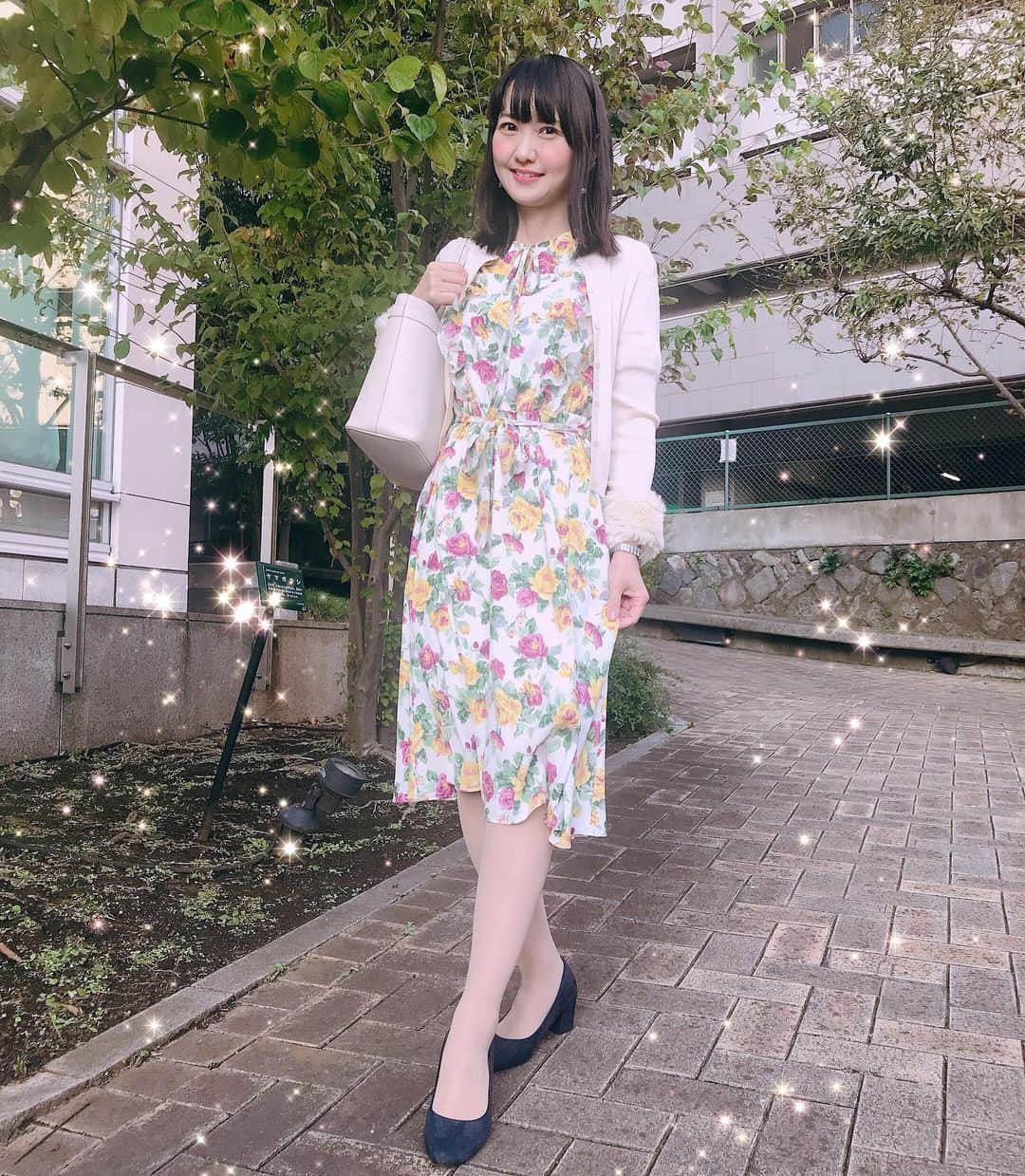 のインスタグラム：「* 先日のコーデ💕👗👠 * #cardigan ♡ @tocca_japan  #onepiece ♡ @styleonme_jp *  届いたばかりの @styleonme_jp  花柄ワンピ 着てみました👗💗❤️♥️ *  久しぶりの鮮やかな花柄🌸が 新鮮です❣️ * #コーデ #コーディネート #izumiコーデ 🎀 #izumileコーデ #イズミールコーデ #styleonme  #tocca  #スタイルオンミ  #トッカ #大人可愛い  #大人可愛いコーデ」