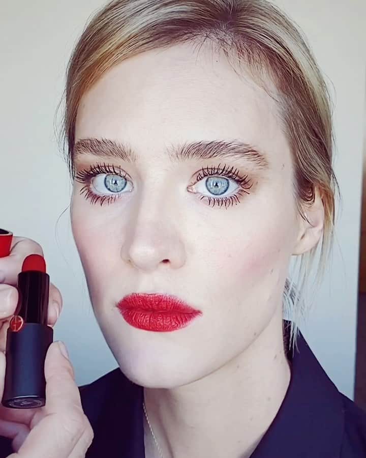 JO BAKERのインスタグラム：「M A C K E N Z I E • D A V I S 🇨🇦 It would be rouge not to... Final press moment in #Tokyo with #mackenziedavis for @terminator  Style @karlawelchstylist  Hair @jennychohair  Makeup by me #jobakermakeupartist using @armanibeauty 💋」