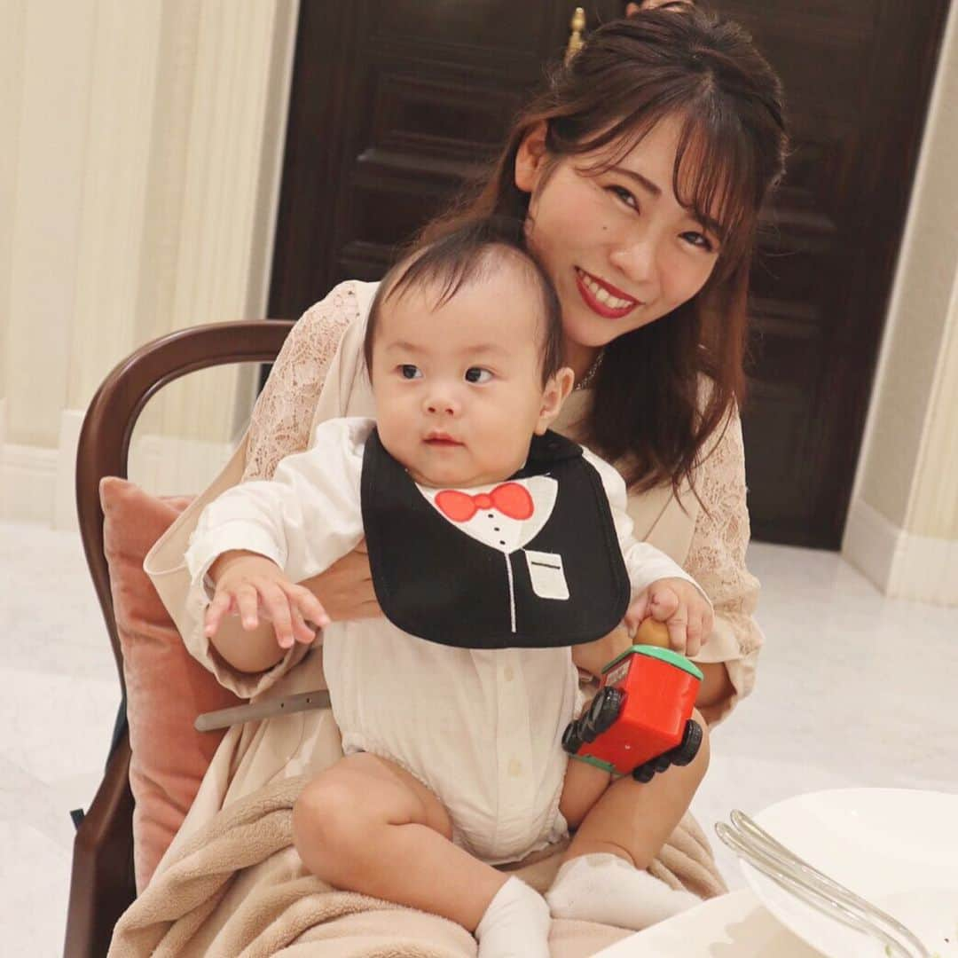 立花このみさんのインスタグラム写真 - (立花このみInstagram)「. めたんこかわいい 友達baby♡♡♡ タキシード姿で結婚式参列🤵 . お友達の結婚式で お利口さんに座ってました👶🏻💓 可愛すぎるやろ〜☺️ . #baby #結婚式 #wedding #ブライダルヘア #結婚式ヘア #赤ちゃん #鬼きゃわ #タキシード #タキシードbaby #instagood #instalike #followme」11月10日 11時33分 - avilla_konomi