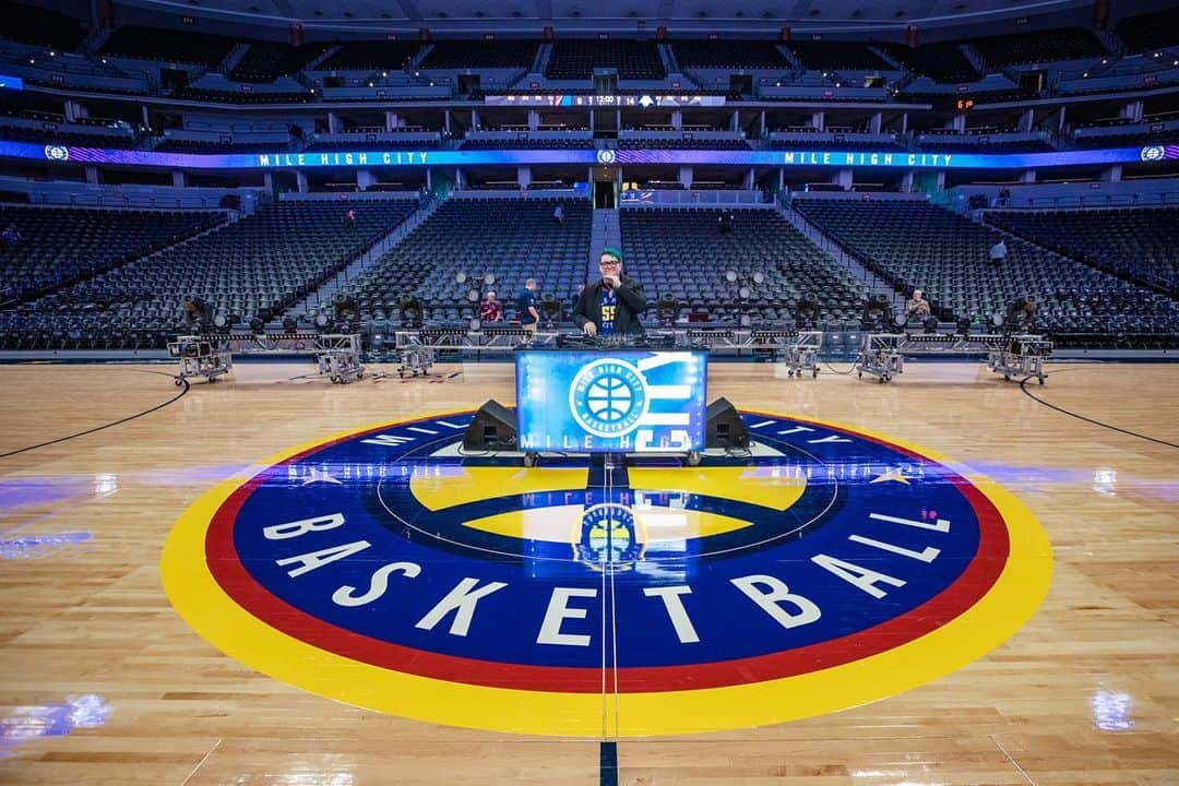 スラッシーさんのインスタグラム写真 - (スラッシーInstagram)「Thank you Denver @nuggets for having me out for your half-time show and congrats on the win! Couldn’t have imagined a crazier first b-ball game 🍧🏀」11月10日 11時35分 - slushii