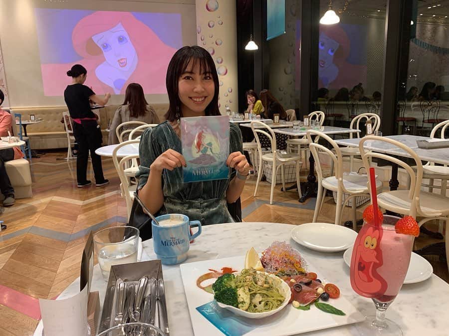 のインスタグラム：「公開30周年を記念して期間限定でオープンしていたリトルマーメイド・アリエルカフェに行ってきたよ🧜🏻‍♀️🐚 小さい頃から大好きだったアリエル💜💙今も変わらず大好きだし、永遠の憧れ☺️💕💕」