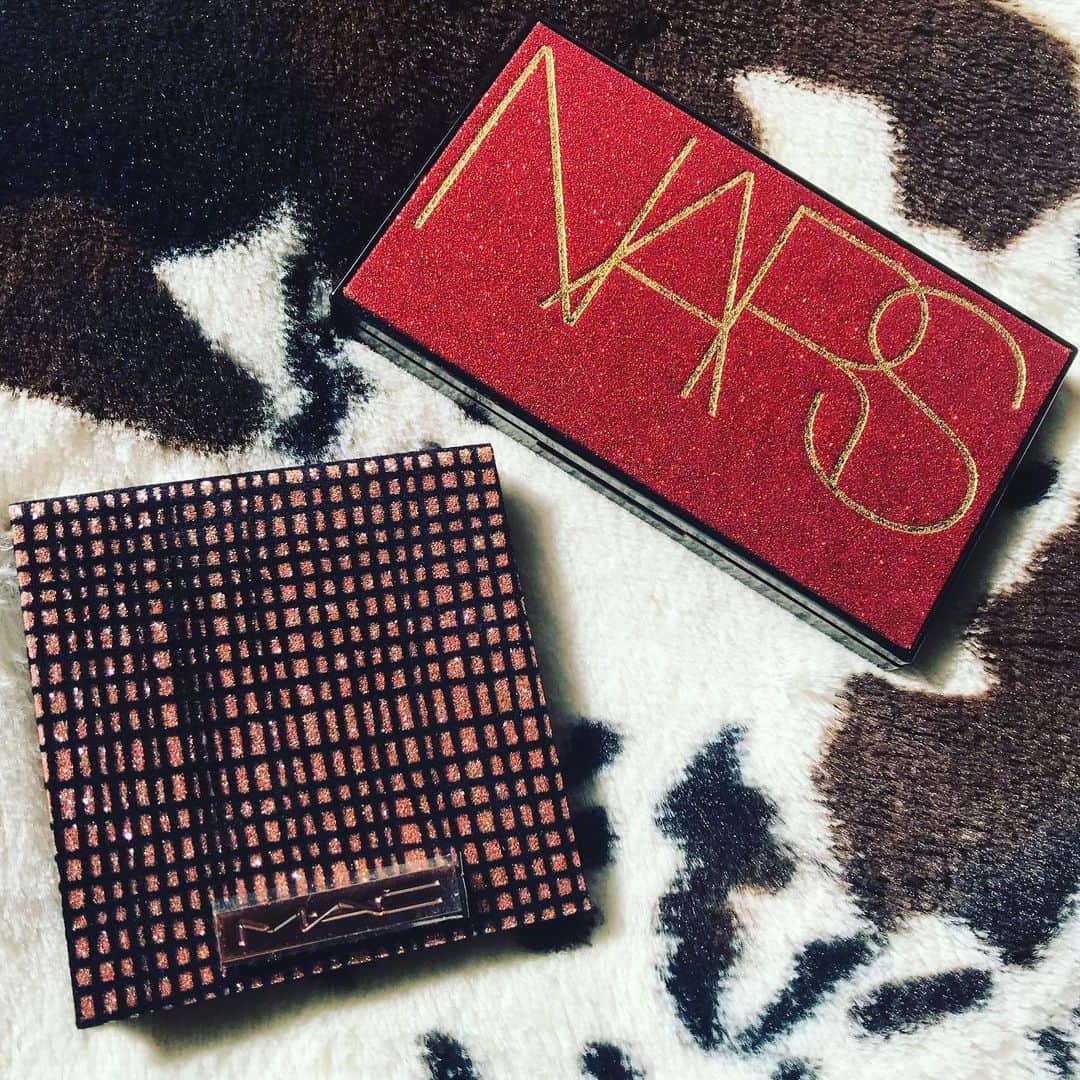小嶋晶子のインスタグラム：「I 💙 cosmetics! #holidaycollection ##eyeshadow #mac #starsightingcompact #neutral #nars #infernoeyeshadowpalette #クリスマスコフレ #マック #スターサイティングコンパクト #ニュートラル #ナーズ #インフェルノアイシャドウパレット #限定」
