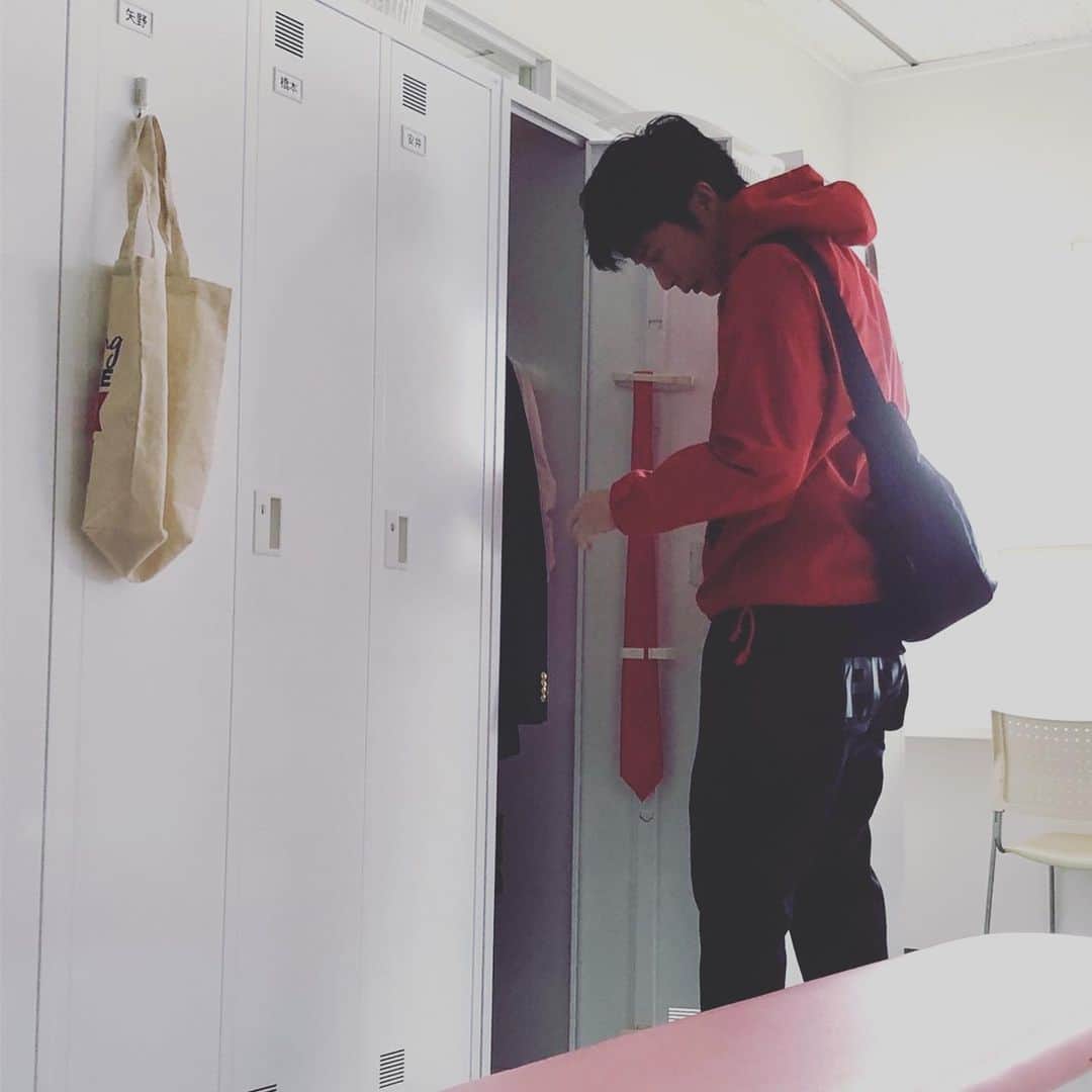 おっさんずラブ 武蔵の部屋のインスタグラム：「おはようございます。未だ心の激しい揺れがおさまらない機長の黒澤です。みなさま心のシートベルトはきちんとお締めになられたでしょうか❓ #春田と娘を目撃した件は #もしかして俺の夢だったのかなとすら思い始めました👀 #だって告白にOKもらったはずですもの #ロッカーにそっとメモを挟ませていただき #渾身の夜景をバックに #ぶっちゃけたんですもの #好きになってもいいって認めてくれたんですもの #嗚呼春田くんの気持ちが全くわからないナリ #でも赤いパーカー尊いナリ #管制塔ォォォ指示願います✈️」