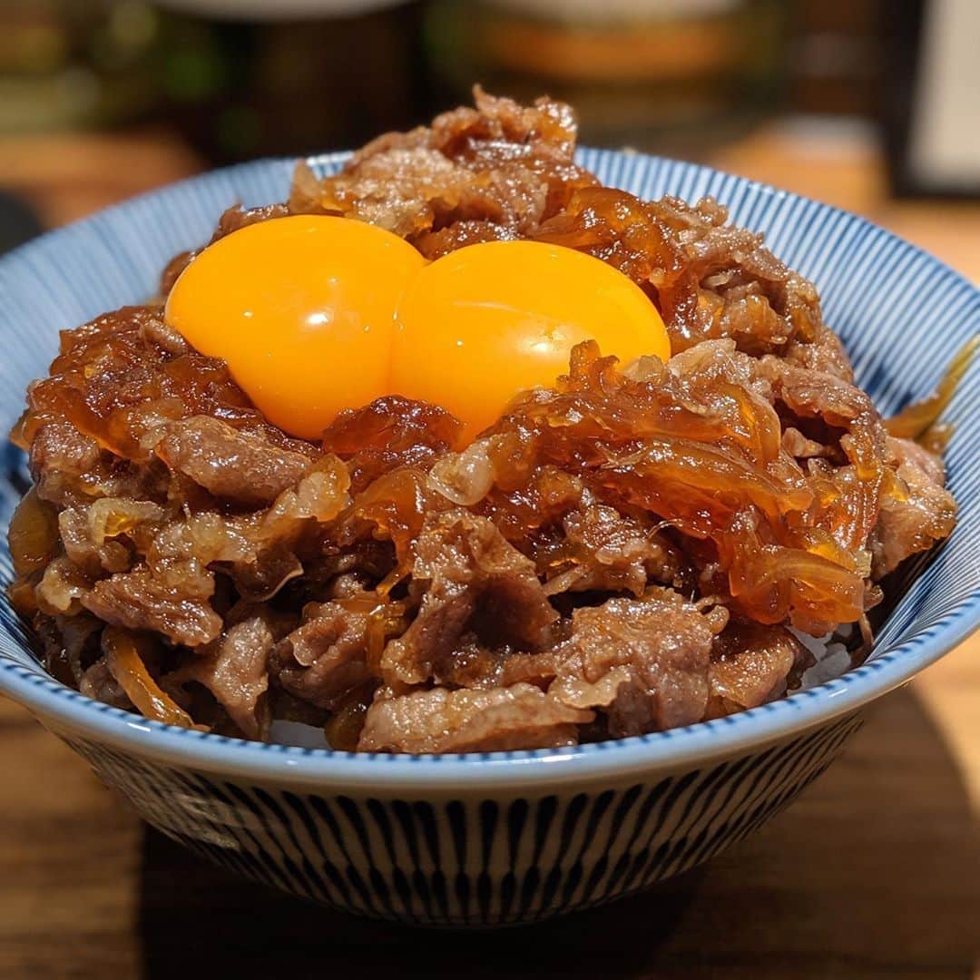 のインスタグラム：「大人の牛丼🍚🥓ダブル😍😍﻿ 大阪 北新地『#食堂うちの 』﻿ ﻿ 間借りしてるお店の営業終了後にオープンする深夜食堂🌃紹介制﻿ お目当ての大人牛丼🍚！﻿ 甘めのタレがしっかり牛肉＆たまねぎに染み込んでる🤤💓﻿ そして卵黄が濃厚(*´꒳`*)🥚✨﻿ ﻿ ごはんも土鍋で炊き立ての最強な組み合わせ😎🍚🍖﻿ 深夜に食べる贅沢な〆の1杯☺️﻿ ﻿ #大人の牛丼 #牛丼 #贅沢 #ご飯 #白米﻿ #卵 #卵黄 #めぐログ_大阪北新地 #完全予約制﻿ #土鍋ごはん #北新地グルメ #pixelで撮影 #紹介制」