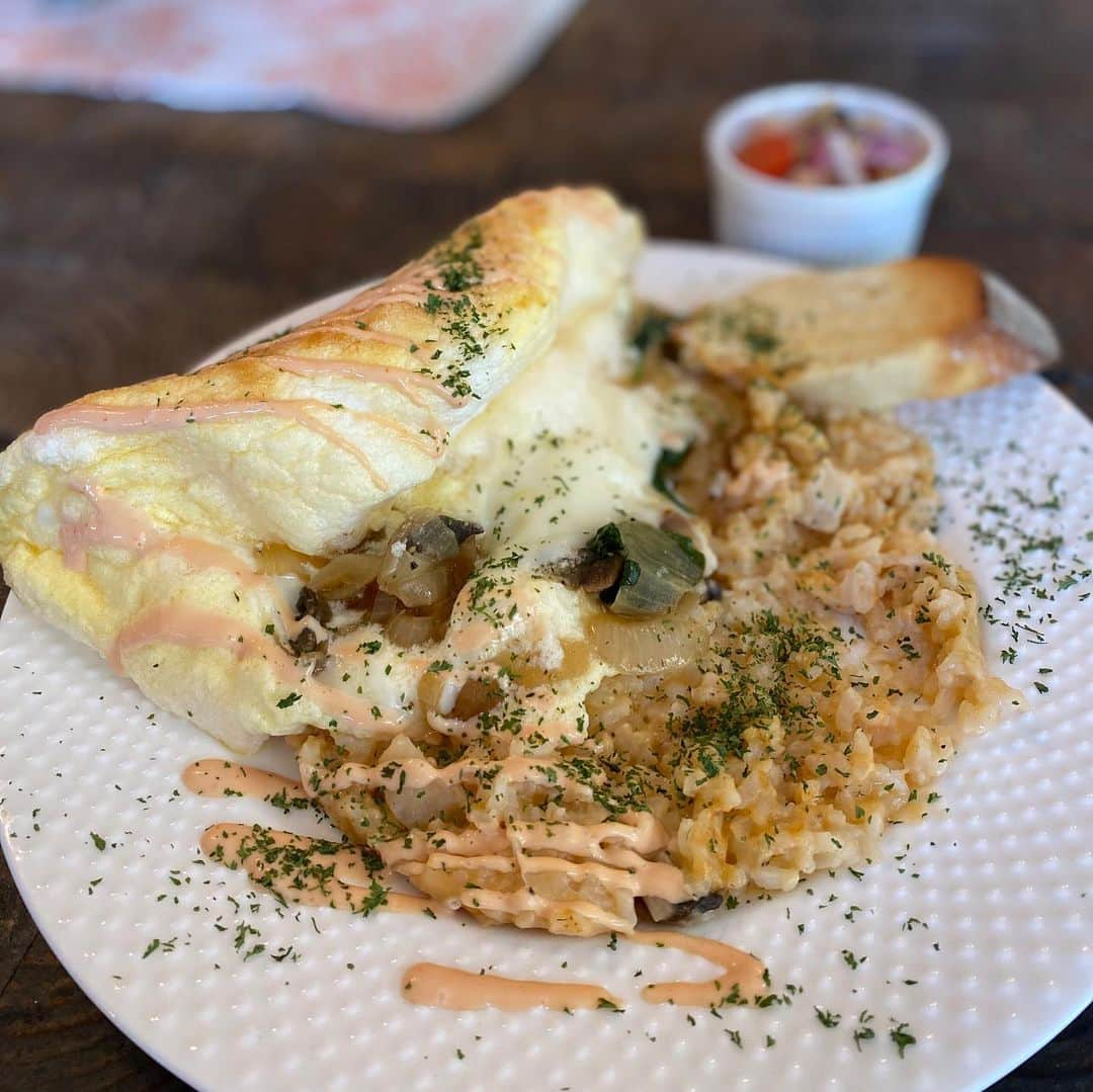 興梠友理さんのインスタグラム写真 - (興梠友理Instagram)「Soufflé Omelette with Tomato Cream Risotto ・ 昼食はカパフル通り沿いまでバスで足を伸ばしてお初の『カイマナファームカフェ』へ。 ・ ここの一番人気はこの「スフレオムレツとトマトソースのリゾット」なので、迷わず注文。 ・ いやー、ぷるぷる&ふわふわ感が半端がなかったです😍トマトリゾットとの相性も抜群だし、具材の野菜も美味しくて💕 ・ デリを複数種類選べるメニューもあるみたいですね。そしてオーナーさんは日本人みたい。どうりで日本クオリティ✨ ・ 私は13時くらいに行ったから空いてたけど、朝から午前中はきっと混むんだろうなぁ…。 ・ #ろぎ子のハワイ旅  #ハワイ #カパフル #ハワイグルメ #カイマナファームカフェ #スフレオムレツ #hawaii Kapahulu #kaimanafarmcafe #souffleomelette」11月10日 11時55分 - yuri_rogi