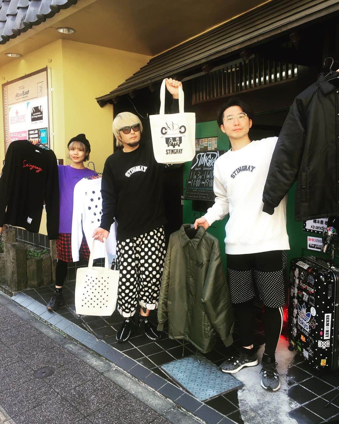 のインスタグラム：「【STINGRAY仙台最終日スタート！】 最終日！17時までオープン！仙台本町の1095間（トクコマ)(宮城県仙台市青葉区本町2-5-20 青蓑ビル1階)きっこうちゃんコラボアイテムや去年の会場だった五右エ門ラーメンのチャリティーグッズもよろしくお願い申し上げます。店長橋本はずっと居ます！搬出ボランティアさんもお待ちしてます！ #STINGRAY #仙台 #きっこうちゃん #カラダ以外縛られたくない」