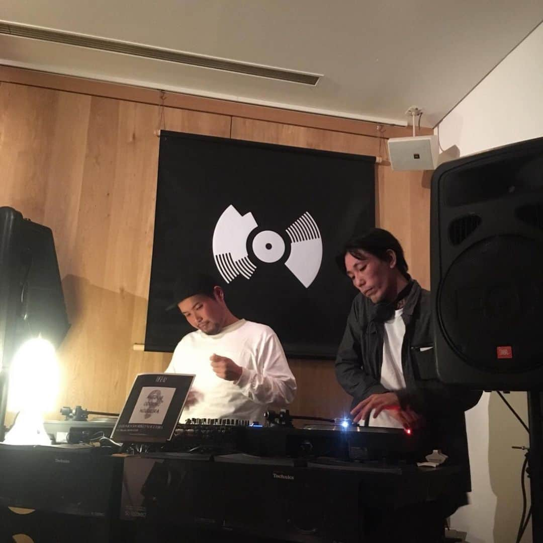 MUROさんのインスタグラム写真 - (MUROInstagram)「1週間大変お世話になった、(marurouchi)HOUSEでの『DIGGIN’ HOUSE』もいよいよ本日が最終日デス！ この場を毎日盛り上げてくれたスタッフとDJの皆さん、そしてTOWER VINYLさん、ご来店ご利用してくれた全ての皆様に、心より感謝感謝‼︎ 本日最終日も、13時から22時頃まで営業しておりますので、 是非楽しみにいらしてください‼︎ 僕も夕方頃に、新しく追加された新入荷のレコードをチェックしに伺おうと思いマス♪ @marunouchi_house  @tokyofmofficial  @king_of_diggin  @towervinyl」11月10日 11時50分 - dj_muro