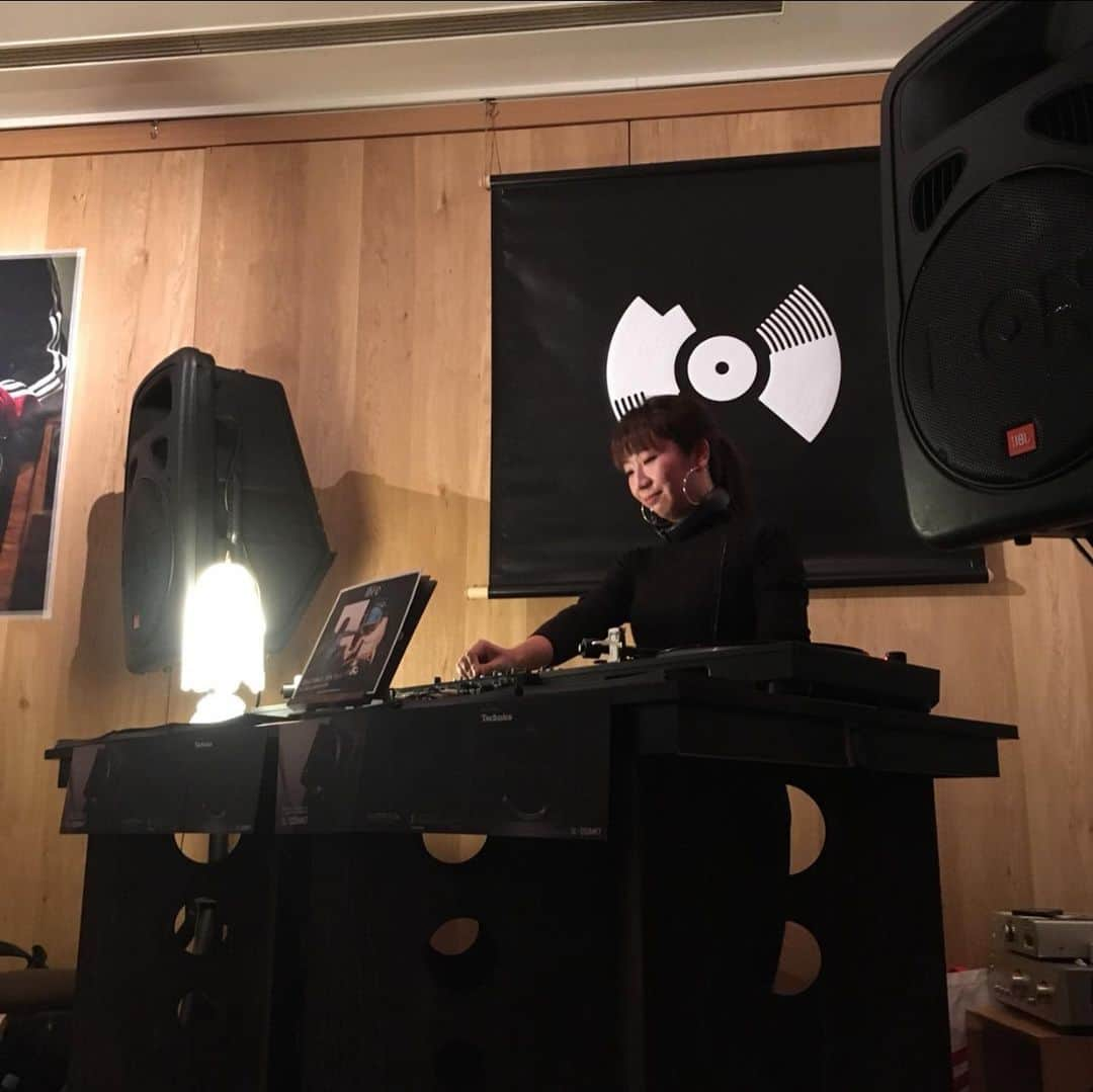 MUROさんのインスタグラム写真 - (MUROInstagram)「1週間大変お世話になった、(marurouchi)HOUSEでの『DIGGIN’ HOUSE』もいよいよ本日が最終日デス！ この場を毎日盛り上げてくれたスタッフとDJの皆さん、そしてTOWER VINYLさん、ご来店ご利用してくれた全ての皆様に、心より感謝感謝‼︎ 本日最終日も、13時から22時頃まで営業しておりますので、 是非楽しみにいらしてください‼︎ 僕も夕方頃に、新しく追加された新入荷のレコードをチェックしに伺おうと思いマス♪ @marunouchi_house  @tokyofmofficial  @king_of_diggin  @towervinyl」11月10日 11時50分 - dj_muro