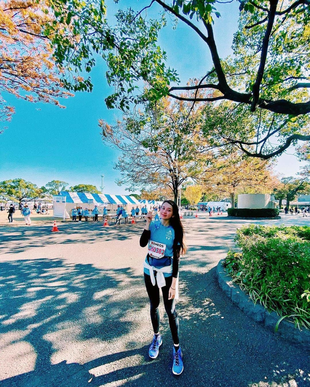 ロジャース里奈さんのインスタグラム写真 - (ロジャース里奈Instagram)「. 念願の横浜マラソン🏃‍♀️✨ . 今回は初参戦で軽ーく走れる 1／7コースの参加でした😋 . . 今日までトレーニングする時間が無くて ぶっつけ本番だったけどなんとかゴール！笑 . 走り慣れてないと、やっぱお腹痛くなりますね笑 . . フルマラソン走る人、本当にすごいです😂✨ . . 広角レンズで撮ってもらったら めちゃくちゃ足長く撮れたよ。笑 . . みなさんお疲れ様でした☺️👌 . . #横浜マラソン #横浜マラソン2019」11月10日 11時51分 - rina_rogers613