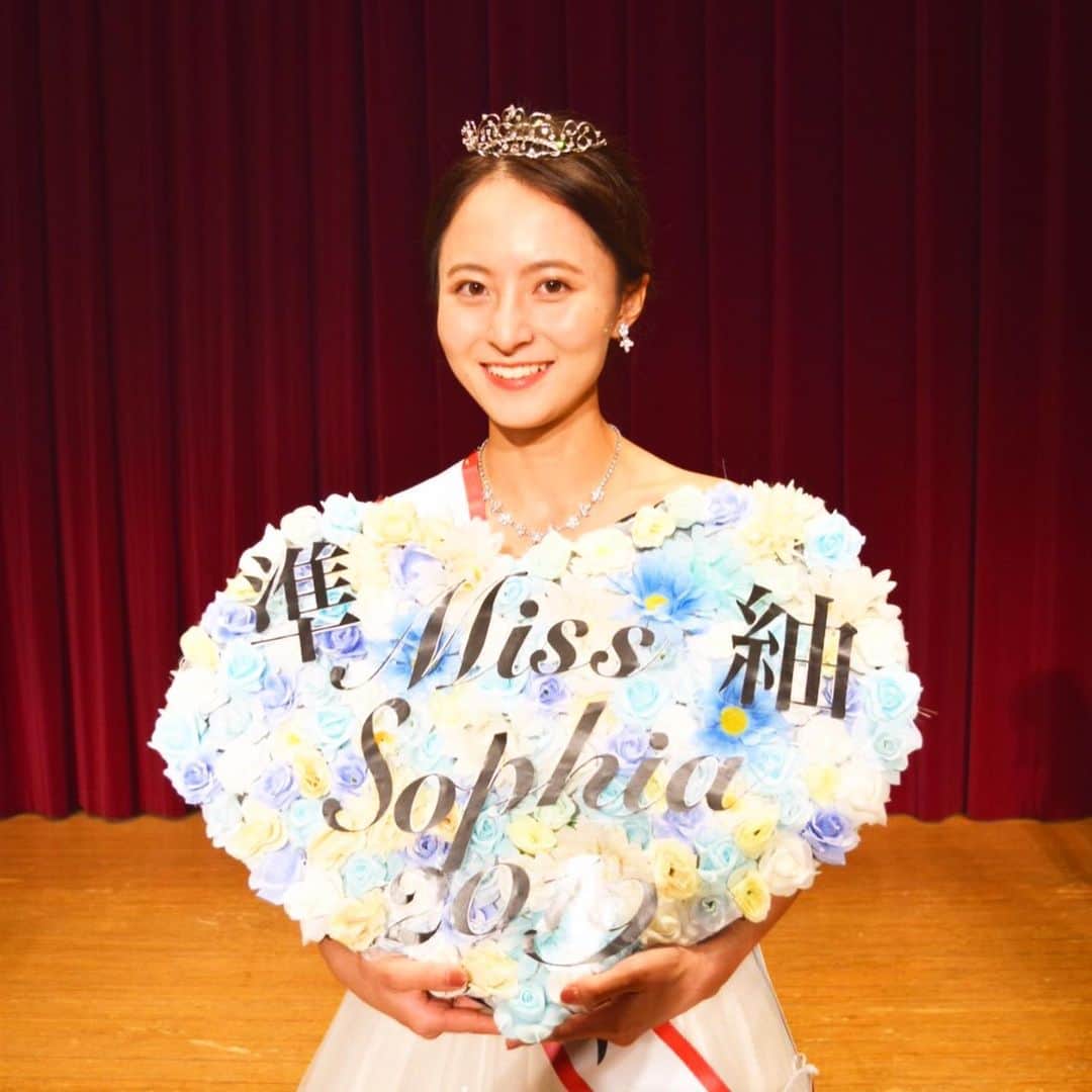 長谷川慧のインスタグラム：「🏆ご報告🏆  コンテストが終わりあっという間に約一週間が経ちました。ご報告が遅くなりすみません。  ミスソフィアコンテスト2019にて準グランプリをいただきました。 またクライアント賞として ・アナトレ賞 ・ビフォパ賞 を受賞しました。  人前に立つと足が震えて声も出なくなってしまう私でした。しかし、みなさまの応援に励まされ、自分を追い込んで限界まで挑戦し、この半年間大きく成長することができました。一生ものの経験をさせてくださったミス局のみんな、互いに切磋琢磨して高め合ってきたファイナリストのみんな、私のことを側でずっと支えてくれた家族や友人。 毎日Web投票をして下さった方、SNSを通じて応援してくださった方、コンテスト当日に会場まで足を運んでくださった方々。 全ての方々に感謝の気持ちでいっぱいです。  今まで暖かく私のことを応援してくださり本当にありがとうございました！！ . . 長谷川慧」