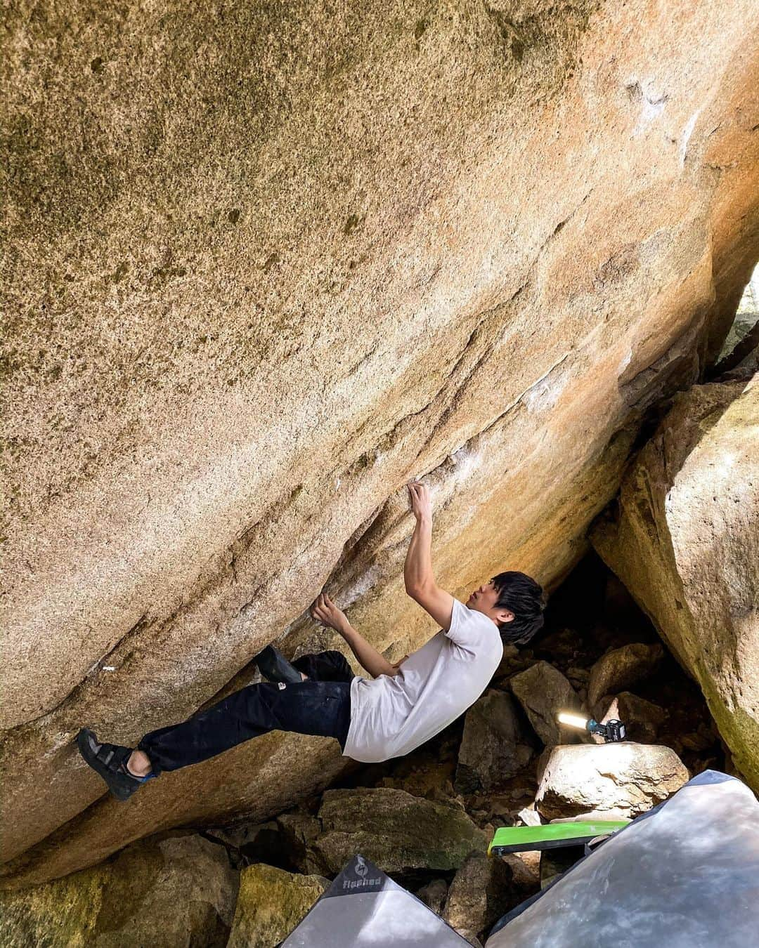 村井隆一さんのインスタグラム写真 - (村井隆一Instagram)「United [8C+/V16] FA💎  I named Decided SD project “United(8C+/V16)” that I did FA the other day.  先日初登したDecided SDプロジェクト、新たに名前を付けるか悩んでいたのですが、何人かの人に聞かれたのと、北山さんよりアツいプッシュを受けたので命名することにしました。「United 8C+/V16」で。  photo @keita_watabe  #climbing#bouldering#ボルダリング#瑞牆」11月10日 21時16分 - ryu____1