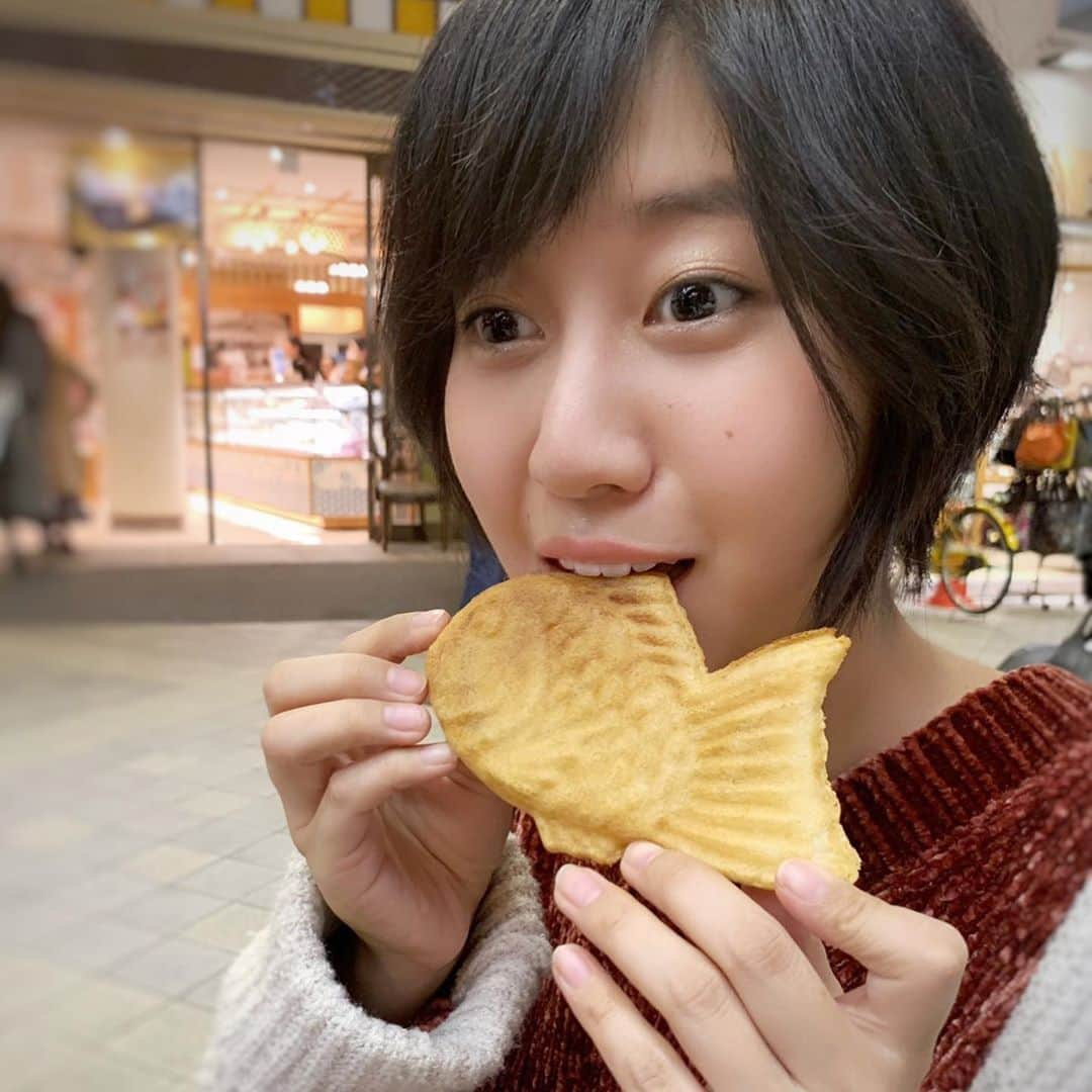 西村まおのインスタグラム：「浅草食べ歩き。 鳴門鯛焼本舗とおいもやさん興伸へ。 ひさびさぁぁぁ🥺✨✨ ・ ・ #鳴門鯛焼本舗 #おいもやさん興伸  #浅草 #浅草グルメ #浅草食べ歩き #たい焼き #大学芋 #さつまいも #スイーツ #和菓子 #asakusa #sweets #sweetpotato #taiyaki」