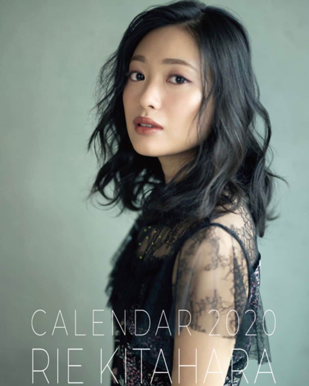 杉村理恵子さんのインスタグラム写真 - (杉村理恵子Instagram)「北原里英ちゃん2020カレンダー　 久々にご一緒したきたりえちゃんは 変わらずかわいい とってもきれい！ いろんなキタリエちゃんにら会えるよ💕 イベントも💕 ぜひ💕  #きたりえ #北原里英 #カレンダー #ヘアメイク」11月10日 21時22分 - hair_make_osugi