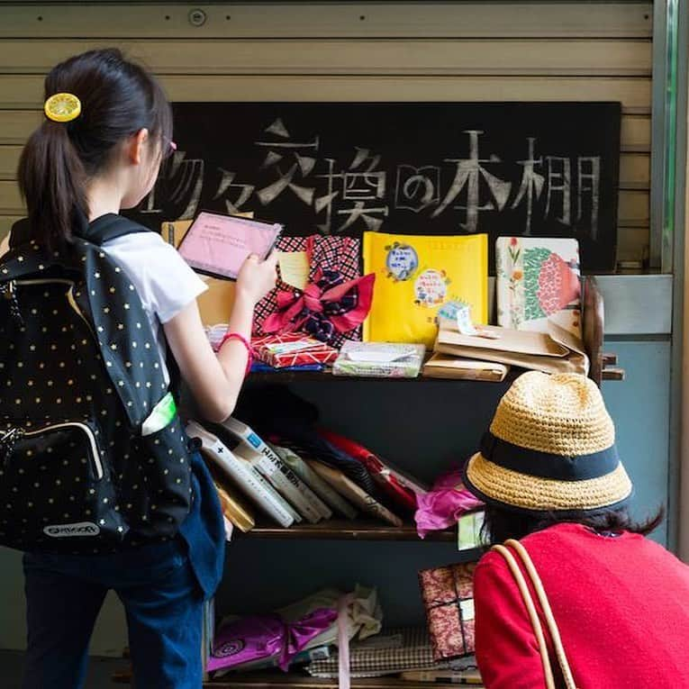 手紙社さんのインスタグラム写真 - (手紙社Instagram)「【「第16回東京蚤の市」言葉で紡ぐ、物々交換の本棚に参加しよう】 東京蚤の市の名物企画、「物々交換の本棚」。ここに置いてある本はタイトルがわかりません。正確に言うと表紙はラッピングで覆われ、わかるのは前の持ち主が記していったメッセージのみ。その人にとってどんな物語だったか、あるいは読んでいた時の出来事、おすすめのポイントなど、前の持ち主からの一言が添えられていますよ。残された言葉を頼りに想像を膨らませ、あなたの琴線に触れる一冊を選んでください。持ち帰る時には、同じようにタイトルを隠し、メッセージを付けた本を置いて帰ってください。誰かの想いを言葉で感じ取り、物々交換の本棚の輪を広げていきましょう。 【「物々交換の本棚」への参加のしかた】 1. 本を一冊、ラッピングした状態でお持ち下さい。 2. ラッピングの外側の見えるところに、その本のおすすめコメントを書き添えてください（本のタイトルは書かないようにお願いします）。 3. お持ちいただいた本は「物々交換の本棚」に置いていただき、それと引き換えに、既に本棚に置かれている本を一冊お取りください（あなたがお持ちになった本は、この本棚を訪れた誰かの元へ渡ることになります）。 . ▶︎前売券発売中！　そのほか詳細はプロフィールのリンクより「 @tokyonominoichi 」へ . ▶︎イベントサポーター募集中！　詳しくはストーリーへ . #tokyonominoichi#東京蚤の市#物々交換の本棚#手紙社#手紙舎#tegamisha#vintage#antique#東京北欧市#東京豆皿市#東京アジアンタウン#東京占い横丁#みどりと体験の広場#豆皿#豆花器#mamezara#立川#昭和記念公園#東京蚤の市まであと5日」11月10日 21時25分 - tegamisha