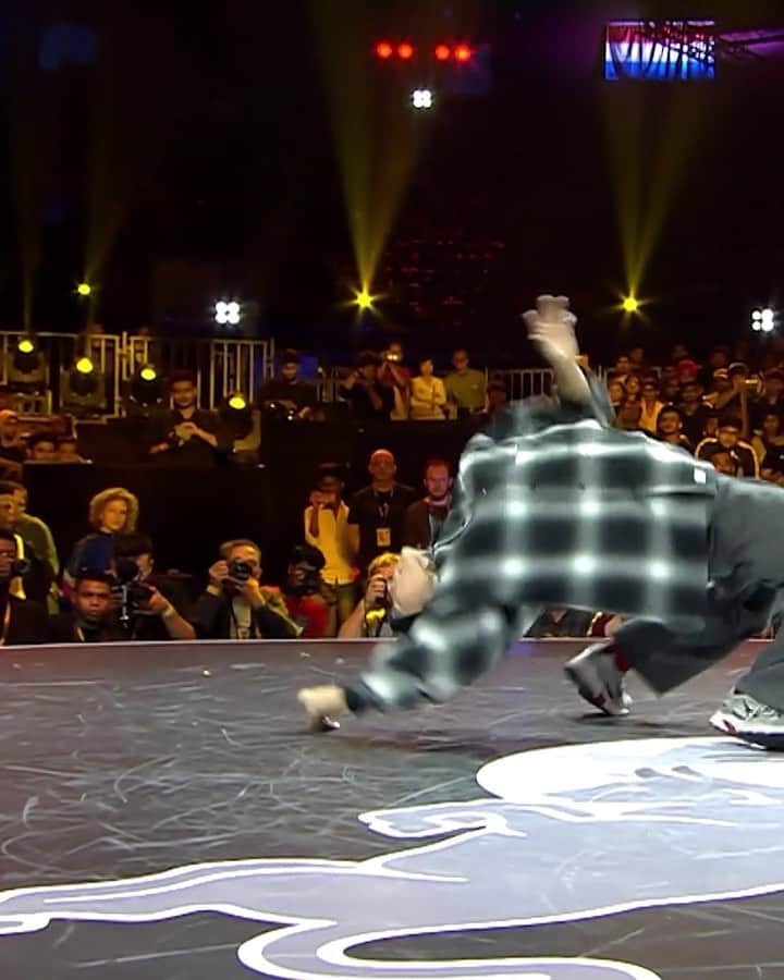 のインスタグラム：「B-Girl @evilfoxxy23 が日本、そして「自分」を世界の舞台でレペゼン💥🤘 • Red Bull BC One World Final 2019のバトル映像はプロフィールリンクからチェック👀 • #RedBullBCOne #レッドブル #翼をさずける #redbull #bgirl #bboy #ブレイクダンス #ダンス #ムンバイ」