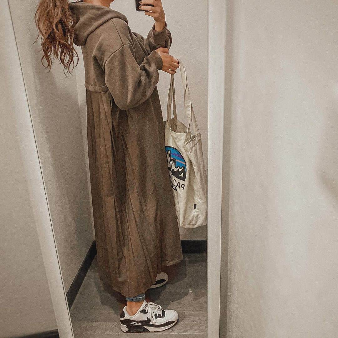 natsupoo0315さんのインスタグラム写真 - (natsupoo0315Instagram)「・ 後ろがプリーツになってる フーディーワンピ👗 わたしはデニムちらっとスニーカーで カジュアルに〜😇 裏起毛でこれからも大活躍😚👍 ・ ⇒本日限定でクーポンでてるので お早目にチェックしてみてくださいね😇🙌 ・ ・ ✔️ @auntmaries.official #auntmaries #アントマリーズ ・ ・ ひさびさ#エアマックス90 はいた😚 ・ ・ #ロングワンピース #コーデ#ママコーデ#ママファッション#大人カジュアル#カジュアル#お洒落さんと繋がりたい#お洒落な人と繋がりたい#ママリ#WEAR更新#コーデ記録#ootd#mamagirl#mineby3mootd #fashion#locari#mamafashion#likeforlikes#instafashion#instagood#instalike」11月10日 21時31分 - natsupoo