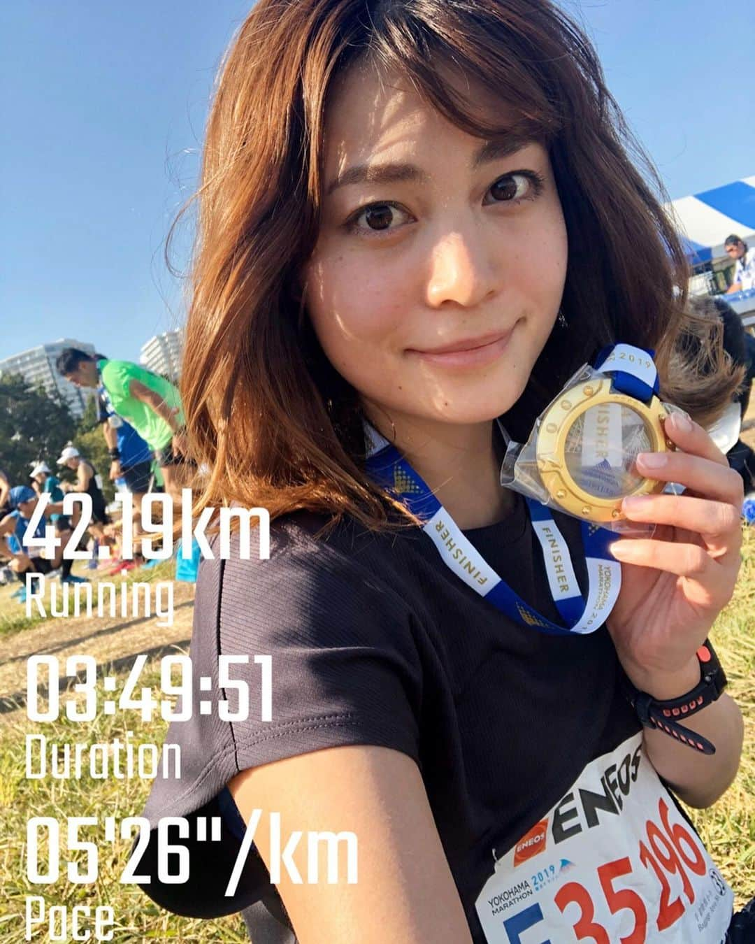 沖玲奈のインスタグラム：「【横浜マラソン⛴】 今日は#横浜マラソン のFull走ってきました🏃‍♀️ みなとみらい〜横浜中心部のロケーションは本当に最高だった！ 結果は03:49:51でベスト更新😊練習不足だったのでやや守り目な目標でしたが。。 ． 21kmの折り返し地点から始まる10kmの首都高では坂と傾斜が続き、足に相当ダメージが来るし風もまぁまぁ強くて、一人で半泣き状態でしたw 自分にとっては今まで出たレースの中でもっとも過酷だったかな。。笑(特に体調面😹)でも全ての体力振り絞ってベストタイムが出せたので良かった😂🏅 ． これまで30km以降でペース上げられた事が無かったけど、最近やっていたインターバル練や中強度のトレーニングが効いたのか、前半とペースは維持して何とかゴール出来ました！(頑張ってかなりペースアップしたつもりが、結果維持になってた笑。。) ． 途中お腹が張って補給食も受け付けなくなって諦めかけてたけど、思い切って30秒ほど休憩したのはよかったかも笑。。 これも普段と直前の食生活の影響なのかなーと思うので、もっと気を使っていきます🍅笑 ． ランナーの皆さんもお疲れ様でした！！🏃‍♀️✨ #横浜マラソン #横浜マラソン2019 #みなとみらい #フルマラソン #ランニング #サブ4 #ランニング女子 #マラソン女子#fullmarathon #workout #running #training #runner」