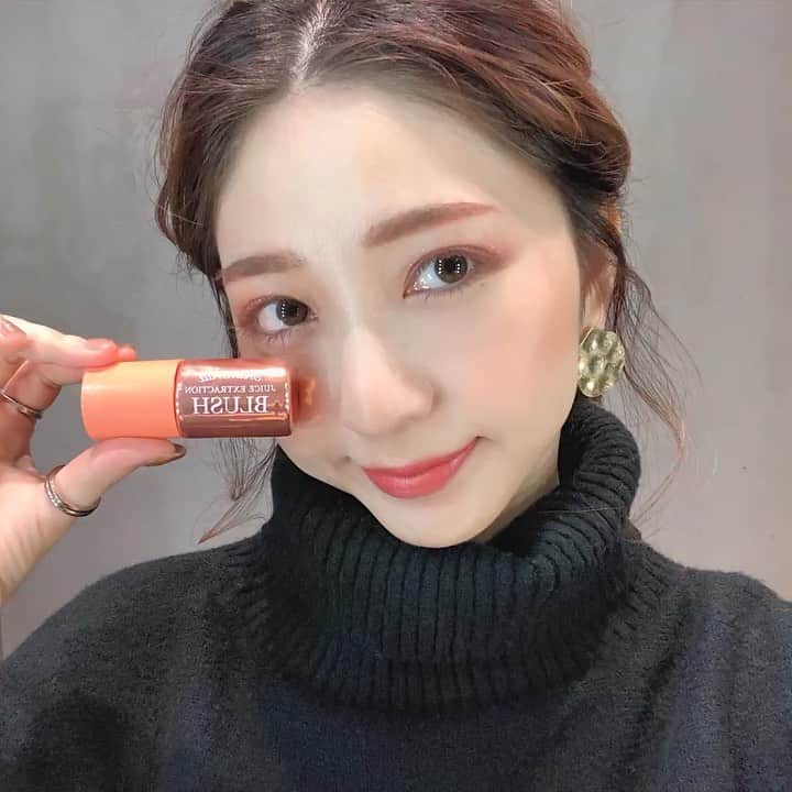 のインスタグラム：「. 最近ハマってるリキッドチーク❤︎ SKINFOOD フラッシュF JE ブラッシュの2番❤︎ @bell_palette . . チークなんだけど、 こないだたまたまオレンジリップを持ち歩いてなくてこれで代用してみたらめちゃくちゃ可愛くて、唇荒れたりもしなかったから私はリップにも使ってる☺️(質感はランコムのジューシーシェイカーみたいなイメージ🌱) . チークは、付けすぎた付けすぎたって途中焦ってるけど(音ありで聴けます)(←誰になんの需要)なんとかなりました😇ツヤ感も血色感もカワイイ🧡 . 久々の動画にて、 おススメ韓国コスメの紹介でした❤︎ . #メイク動画 #リキッドチーク #チーク #オレンジメイク #ツヤ肌 #ツヤ肌メイク #アイシャドウ #ヘアアレンジ #コスメ #韓国コスメ #オルチャンメイク  #bellpalette #ベルパレ #ベルパレット」