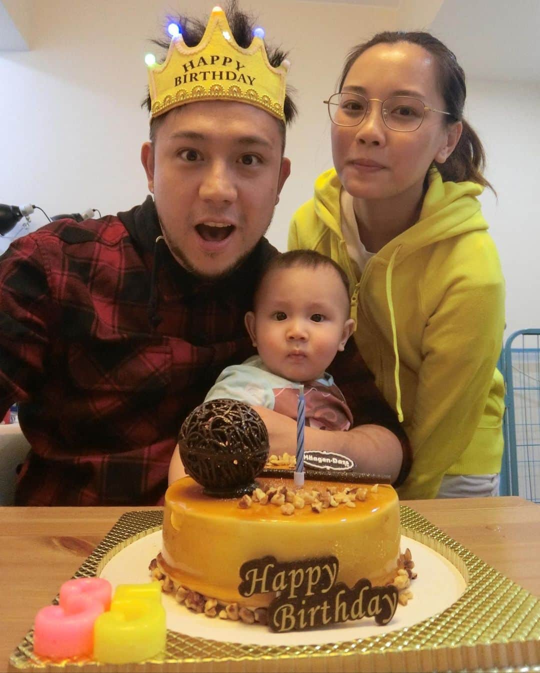 スティーブン・チョンのインスタグラム：「多謝大家嘅生日祝福，細個嘅時候生日總會約一班friend出去劈酒，到人大咗有咗家庭之後，就邊度都唔想去淨係想係屋企同老婆同個仔簡簡單單咁過，我嘅生日願望好簡單，淨係想個仔健健康康快高長大，睇佢讀書，睇佢做嘢，睇佢結婚，我就心滿意足！  仲要多謝我嘅老婆，辛苦佢幫我生咗個超級可愛個仔，我會用我一生嘅愛去報答佢！  ps： 最後嗰張相要多謝我個仔送俾我咁大份生日禮物，搞到我變咗張紳士 （身屎）」