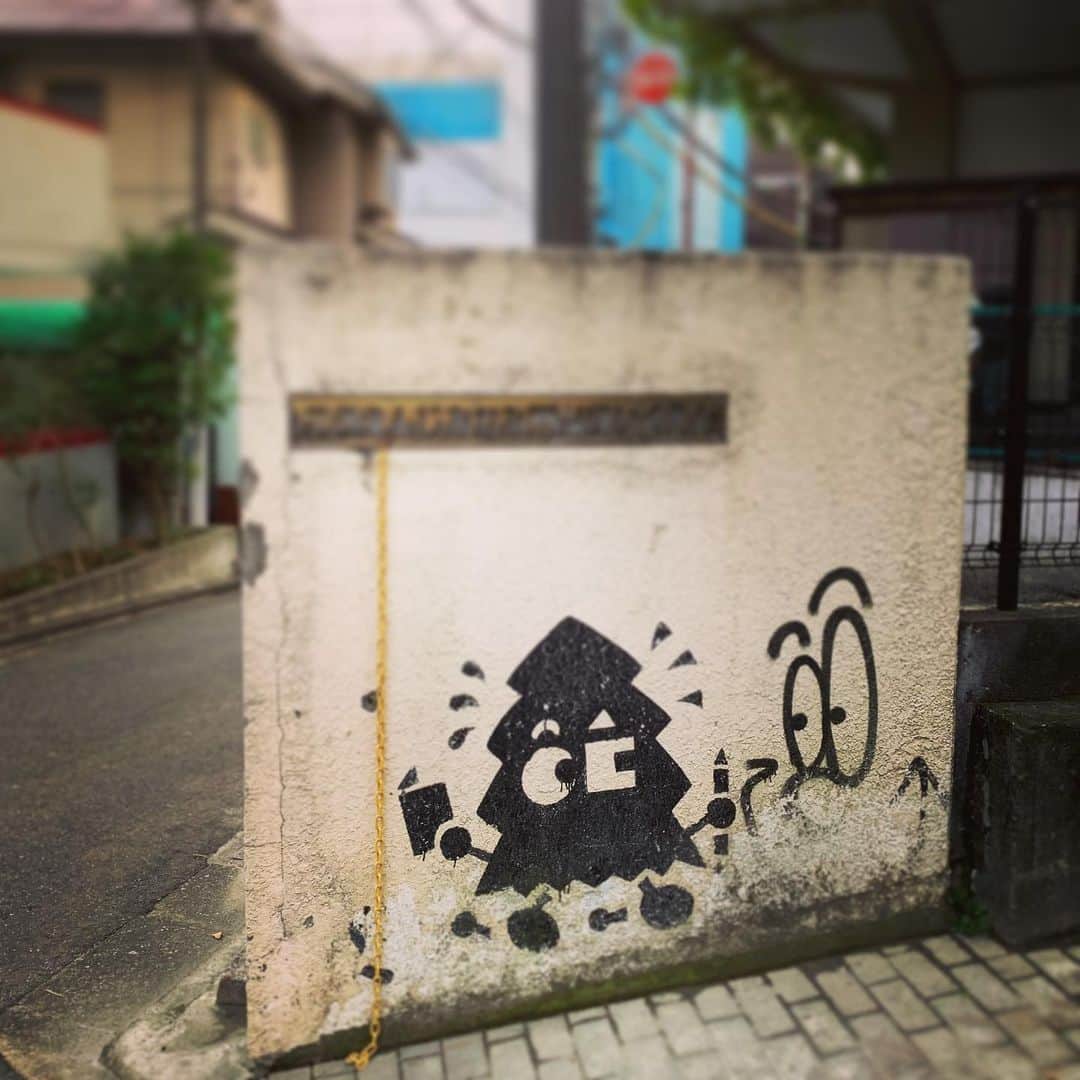 マシュー・チョジックさんのインスタグラム写真 - (マシュー・チョジックInstagram)「👀👟 #散歩中 #東京 #Tokyo #onawalk #Japan #らくがき #graffiti」11月10日 21時49分 - matthew_chozick