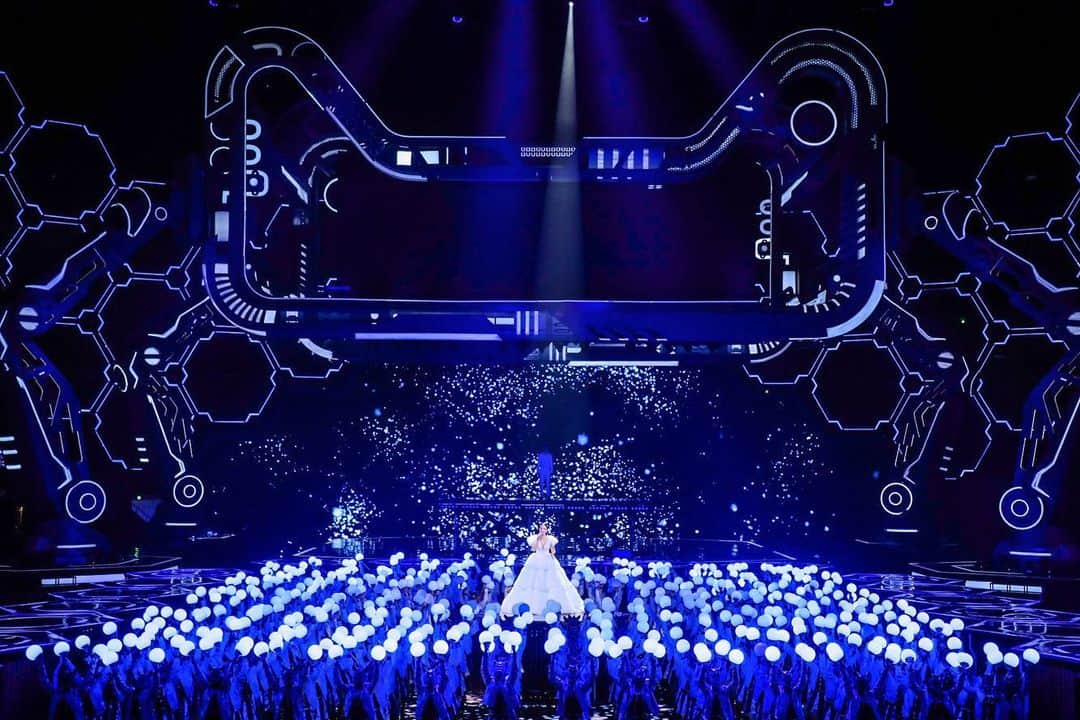 アイーダ・ガリフッリーナさんのインスタグラム写真 - (アイーダ・ガリフッリーナInstagram)「At times like this, it is so hard to describe emotions... I’ve only ever felt like before this at the World Cup...!!! What an occasion of a lifetime!!! I am so thankful to my team @askonasholt and to Alibaba for inviting me and making this dream true!!! And to the wonderful Artist and my new friend  @ayungamusical ❤️ for this amazing collaboration 🌟!!! @livenationchina incredible dress by @humariffofficial make up and hair by @lukashmake #aliexpress ———————————————————————————-В такие моменты сложно описать эмоции ... Наверное похожие на те, что я испытывала во время выступления на Чемпионате Мира ... !!! Невероятно !!! Я так благодарна моей команде @askonasholt и Alibaba за приглашение и реализацию этой мечты !!! И замечательному Артисту и моему новому другу ❤️@ayungamusical за эту удивительное коллаборацию 🌟 !!! @livenationchina невероятное платье от @humariffofficial MUA & Hair @lukashmake #aliexpress」11月10日 21時51分 - aidagarifullina