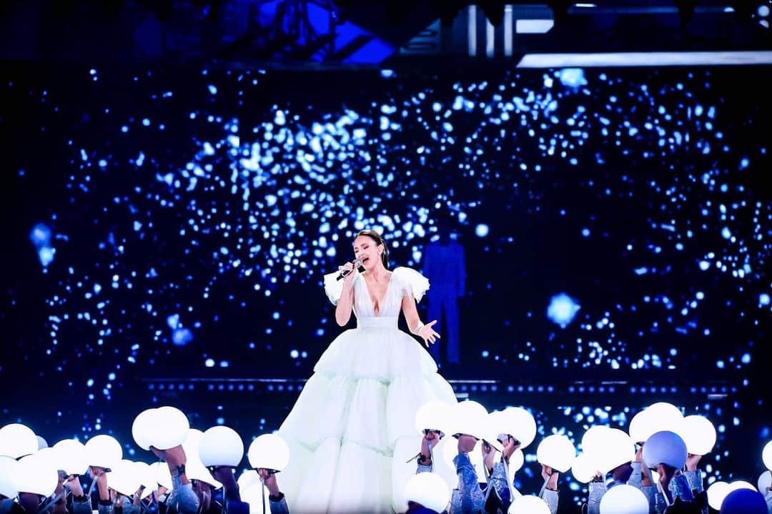 アイーダ・ガリフッリーナさんのインスタグラム写真 - (アイーダ・ガリフッリーナInstagram)「At times like this, it is so hard to describe emotions... I’ve only ever felt like before this at the World Cup...!!! What an occasion of a lifetime!!! I am so thankful to my team @askonasholt and to Alibaba for inviting me and making this dream true!!! And to the wonderful Artist and my new friend  @ayungamusical ❤️ for this amazing collaboration 🌟!!! @livenationchina incredible dress by @humariffofficial make up and hair by @lukashmake #aliexpress ———————————————————————————-В такие моменты сложно описать эмоции ... Наверное похожие на те, что я испытывала во время выступления на Чемпионате Мира ... !!! Невероятно !!! Я так благодарна моей команде @askonasholt и Alibaba за приглашение и реализацию этой мечты !!! И замечательному Артисту и моему новому другу ❤️@ayungamusical за эту удивительное коллаборацию 🌟 !!! @livenationchina невероятное платье от @humariffofficial MUA & Hair @lukashmake #aliexpress」11月10日 21時51分 - aidagarifullina