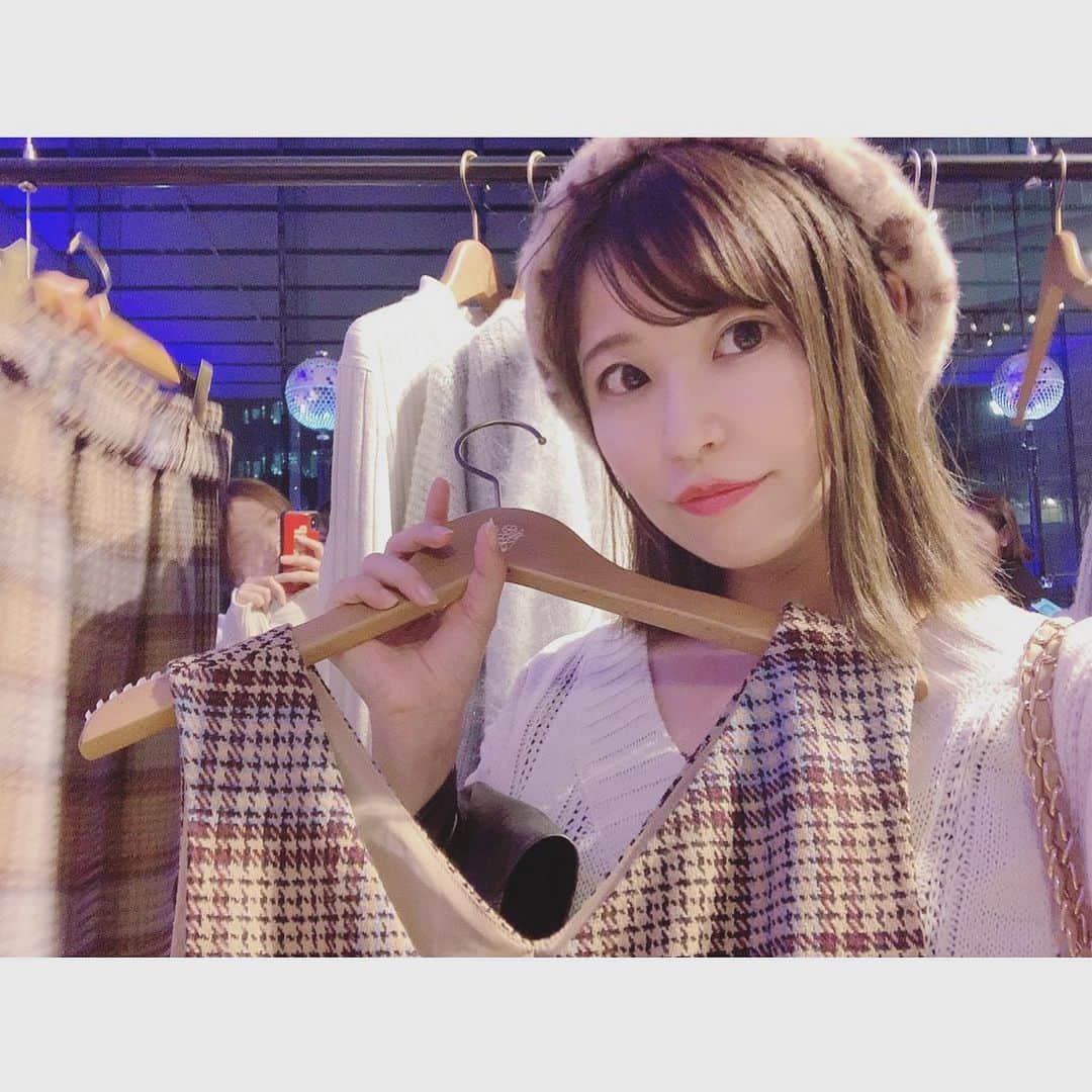 上村彩子さんのインスタグラム写真 - (上村彩子Instagram)「ファッションアプリ @forsure__official のFOR SURE×WORLDのイベントへ行かせていただきました✨👚 . @aquagirl_official  @agbyaquagirl  @dressterior_official  @anatelier_official  の4ブランドが出店すると聞いて！ aquagirlとか愛され女の子感いっぱいのふんわりブランドで可愛いよね☺️ . 新作がいっぱいあって、色々気になってしまった💕 やっぱチェックとかパステルカラーの服は可愛いな〜😍 そしてスイーツもご馳走になりました…！ ブラウニーがびっくりするくらい柔らかくてしっとりしてて、感動した🥺 お洋服のイベントなのに凄い…✨ ありがとうございました！ . そういえば、更にちょっと髪切りました💇‍♀️ 案外数週間越しに「あれ切った？」と言われることが多くて面白い笑 #forsure #aquagirl #agbyaquagirl #dressterior #anatelier #PR #WORLD #fashion #ワールドナイト」11月10日 21時52分 - ayako_uem