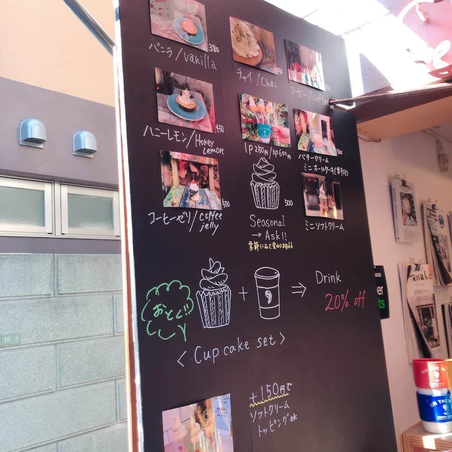 りょうくんグルメさんのインスタグラム写真 - (りょうくんグルメInstagram)「【下北沢　ontheway(1号店)】 手のひらサイズの韓国風コーヒーゼリー😋 ㅤㅤㅤㅤㅤㅤㅤㅤㅤㅤㅤㅤㅤ 🏠#下北沢　#ontheway 🚶‍♂️下北沢駅徒歩7分 📖コーヒーゼリー(¥500) ㅤㅤㅤㅤㅤㅤㅤㅤㅤㅤㅤㅤㅤ カップケーキとコーヒーの専門店。 ㅤㅤㅤㅤㅤㅤㅤㅤㅤㅤㅤㅤㅤ コーヒーゼリーは映えるビーカー入り。 手のひらサイズ小さくて可愛い。 韓国っぽい。 最初小さくて量少ないかなと思ったけどちょうどいいサイズ。 ㅤㅤㅤㅤㅤㅤㅤㅤㅤㅤㅤㅤㅤ ねっとりした舌触り、コーヒーの苦味しっかりあり、生クリームばかうまい。 二層の食感でうまい。 特に白い部分最高。 ㅤㅤㅤㅤㅤㅤㅤㅤㅤㅤㅤㅤㅤ ご飯の後にちょうどいい量で下北巡りに、ぜひ入れてほしいお店。 ⠀ 苦みしっかりあるのいい。食べてて罪がない。 ㅤㅤㅤㅤㅤㅤㅤㅤㅤㅤㅤㅤㅤ 店内イートイン可能。 少し薄暗くてかわいい店内。 (ネイルサロンも中にあった) ㅤㅤㅤㅤㅤㅤㅤㅤㅤㅤㅤㅤㅤ 奥に行くにつれて暗くなるから写真は手前の白い柱で撮るのが良いよ。 ㅤㅤㅤㅤㅤㅤㅤㅤㅤㅤㅤㅤㅤ 女性客しかいなかったけど、別に男性でも気にせず入れる感じだった。 ㅤㅤㅤㅤㅤㅤㅤㅤㅤㅤㅤㅤㅤ onthewayはカフェ二つ店舗があって、ビーカー入りのコーヒーゼリーが食べられるのはカップケーキのある1号店だから気をつけて。 ㅤㅤㅤㅤㅤㅤㅤㅤㅤㅤㅤㅤㅤ ちなみに2号店のほうのコーヒーゼリーはビーカーじゃないけど、ちょい大きめサイズみたい。 ㅤㅤㅤㅤㅤㅤㅤㅤㅤㅤㅤㅤㅤ ㅤㅤㅤㅤㅤㅤㅤㅤㅤㅤㅤㅤㅤ  東京都世田谷区 北沢2-16-2 Aフラット 1F ㅤㅤㅤㅤㅤㅤㅤㅤㅤㅤㅤㅤㅤ 営業時間10:00-19:00 定休日　火曜日」11月10日 21時53分 - uryo1113