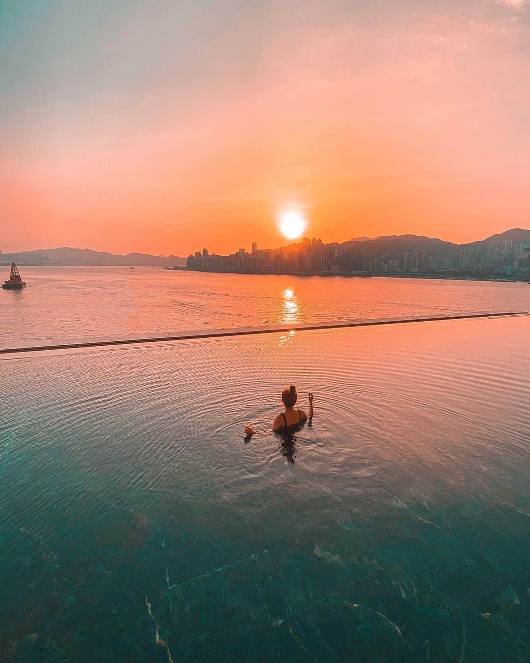 Giann Chanのインスタグラム：「The miracle of sunrise.  #Sunrise #Rosewoodhongkong #poolside #Harbourview」