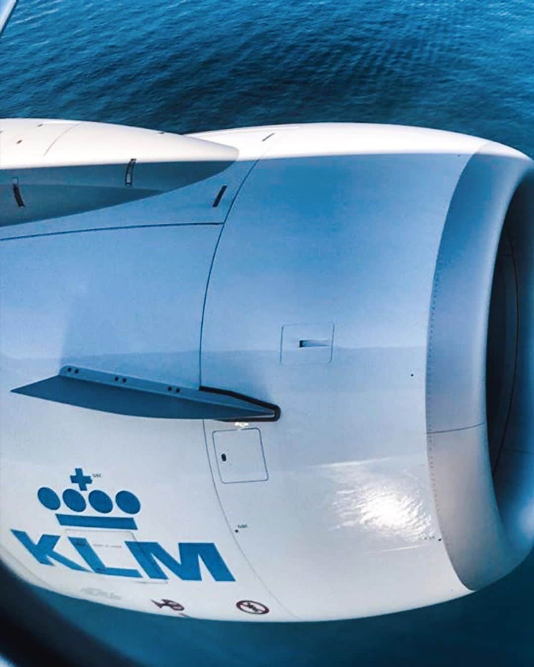 KLMオランダ航空さんのインスタグラム写真 - (KLMオランダ航空Instagram)「It's impossible to take a photo of the entire plane when you're on board... or is it? #KLM #RoyalDutchAirlines #flyKLM 📸by: @shadowside」11月10日 21時56分 - klm