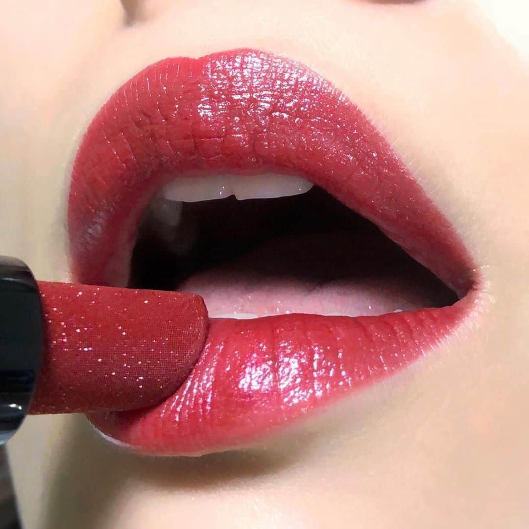 のインスタグラム：「Give lips a glowing, metallic effect—all wrapped in shimmer—with Luxe Jewel Lipstick in Ruby Slipper. Get all your Bobbi Brown favorites 20% off on bobbibrown.com now.  PC: @BBpro_Jp_Saki  #bobbibrown #luxelip #partylooks #holidaybeauty #glitterlipstick #lips #beautytrends #redlip #singlesday #sale #1111 #beautysale #makeupsale」