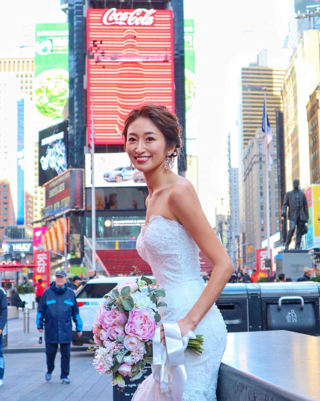 のインスタグラム：「Times Square🗽🍕🌭 ㅤㅤㅤㅤㅤㅤㅤㅤㅤㅤㅤㅤㅤ 留学中毎日歩いていたタイムズスクエア✨ 朝の雰囲気が何気に好きなので撮ってもらいました📸 ㅤㅤㅤㅤㅤㅤㅤㅤㅤㅤㅤㅤㅤ ちなみに後ろに写ってる男性を見たら分かるように極寒でした🤣❄️ ㅤㅤㅤㅤㅤㅤㅤㅤㅤㅤㅤㅤㅤ #timessquare #nyc#newyork #ny#タイムズスクエア#ニューヨーク#wedding #ウエディング」