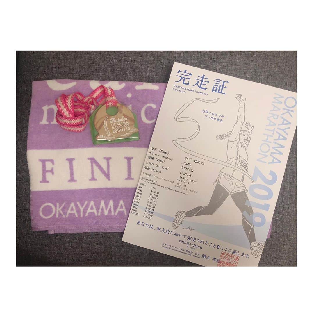 白戸ゆめのさんのインスタグラム写真 - (白戸ゆめのInstagram)「🍑💟👟 . おかやまマラソン2019完走しました😇💫 タイムは5時間27分27秒！ 目標の4時間台には 全くと言っていいほど届きませんでした😳😳 . ただ、去年よりタイムを13分更新したので 良しとさせてください🙆‍♀️笑 モモのメダル嬉しかったなあ! #2回目 の完走じゃあ〜🐶🍀 . 今年は同期の併走もなく ずーっと1人でオズモで撮影しながら走っていて とっても不安でメンタルがきつかったです😿 . でもそんな時に声をかけてくださった 沿道・ランナーの皆さん🏃‍♀️🏃‍♂️ その言葉が力になりました！ . やっぱり応援の力って すごいなあと応援部出身ながら 肌で感じることになりました📣✨ . あとは体力不足が垣間見えすぎて 今後は定期的に体を動かそうと 誓った日になりました💦笑 . 来年はきっと後輩に このイベントを譲ることになりますが また違うマラソンにも挑戦して いつか5時間を切りたいなあと思います🔥 . 応援してくださった皆さん 本当にありがとうございました🌈💕 . #おかやまマラソン #岡山 #マラソン女子 #モモ #メダル 🏅 #フィニッシャータオル #今年は #グレープ 🍇 #チア着は恥ずかしかったので #チア っぽい#スコート と#リボン」11月10日 22時03分 - yumeno.s_
