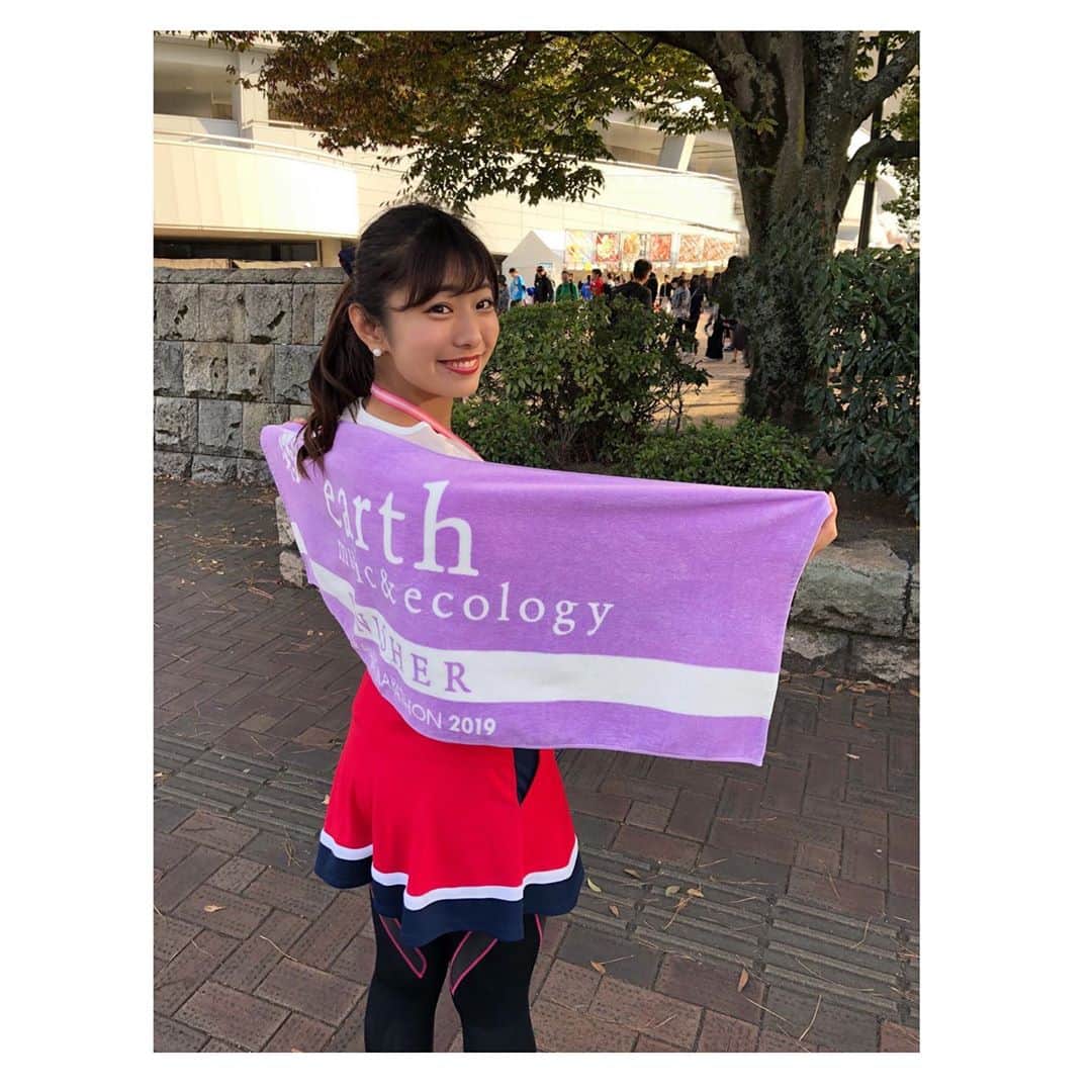のインスタグラム：「🍑💟👟 . おかやまマラソン2019完走しました😇💫 タイムは5時間27分27秒！ 目標の4時間台には 全くと言っていいほど届きませんでした😳😳 . ただ、去年よりタイムを13分更新したので 良しとさせてください🙆‍♀️笑 モモのメダル嬉しかったなあ! #2回目 の完走じゃあ〜🐶🍀 . 今年は同期の併走もなく ずーっと1人でオズモで撮影しながら走っていて とっても不安でメンタルがきつかったです😿 . でもそんな時に声をかけてくださった 沿道・ランナーの皆さん🏃‍♀️🏃‍♂️ その言葉が力になりました！ . やっぱり応援の力って すごいなあと応援部出身ながら 肌で感じることになりました📣✨ . あとは体力不足が垣間見えすぎて 今後は定期的に体を動かそうと 誓った日になりました💦笑 . 来年はきっと後輩に このイベントを譲ることになりますが また違うマラソンにも挑戦して いつか5時間を切りたいなあと思います🔥 . 応援してくださった皆さん 本当にありがとうございました🌈💕 . #おかやまマラソン #岡山 #マラソン女子 #モモ #メダル 🏅 #フィニッシャータオル #今年は #グレープ 🍇 #チア着は恥ずかしかったので #チア っぽい#スコート と#リボン」