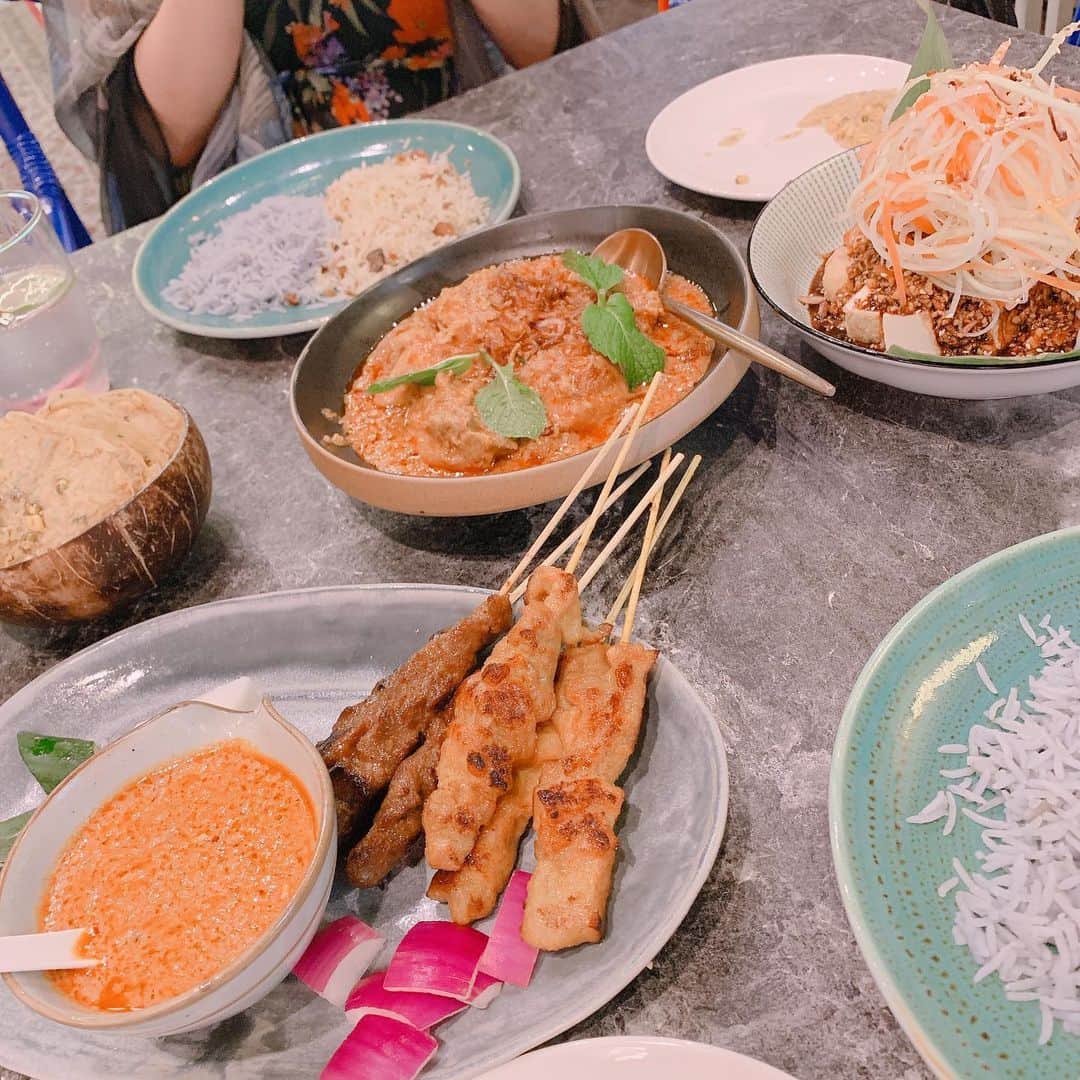 酒向杏奈さんのインスタグラム写真 - (酒向杏奈Instagram)「. 「The LINC KL」 . "De.Wan 1958 by Chef Wan"でランチをしました🍴 . サテ(串)やスパイスの効いたチキン。甘酸っぱい豆腐と野菜のお料理などマレーシア料理を楽しみました♪ . まだ、メニューを読んだだけではどんなものかわからず💧トライしてみるというスタンスで生きていますが、すべてハズレなく美味しかったです！！ . マレーシアではお料理が余ったら、タッパ(お店が無料でご用意してくれます)に入れて持ち帰れるところが素晴らしい✨ . フードロス対策に日本もそういった習慣が出来れば良いのに🤔と思います。 . #thelinckl #dewon #マレーシア生活 #クアラルンプール #マレーシア料理 #フードロス対策」11月10日 22時05分 - annacotta715