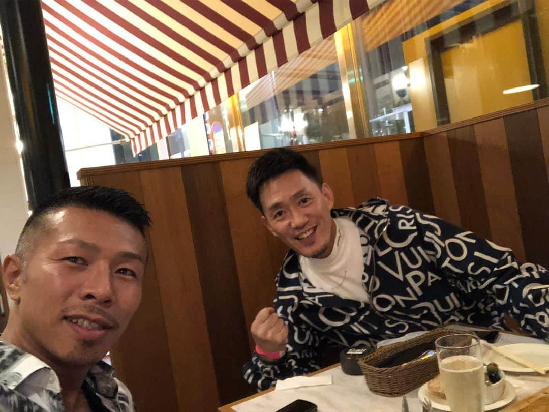 内山高志さんのインスタグラム写真 - (内山高志Instagram)「40歳になりました^_^  最高に大好きな仲間達に盛大に祝って頂きました^_^  企画してくれた20年来の友人、磯さん！ テレ・マーカーの齊藤社長 日本リアライズの大橋社長 アホなせいじ のじょりんこ ありがとうございました^_^  とりあえず約100人近い集まってくれたメンバーに酒は1年やめる宣言したので、1年頑張ってやめます🙇‍♂️ 皆様これからもよろしくお願い致します🙇‍♂️ #内山高志 #誕生日 #40歳 #ジーニーズ東京 #六本木 #最高の仲間 #酒断ち #株式会社テレマーカー #日本リアライズ株式会社」11月10日 22時06分 - takashikod