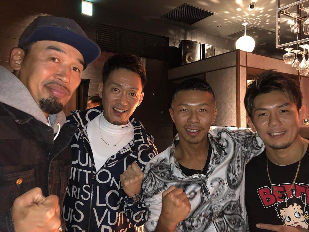 内山高志さんのインスタグラム写真 - (内山高志Instagram)「40歳になりました^_^  最高に大好きな仲間達に盛大に祝って頂きました^_^  企画してくれた20年来の友人、磯さん！ テレ・マーカーの齊藤社長 日本リアライズの大橋社長 アホなせいじ のじょりんこ ありがとうございました^_^  とりあえず約100人近い集まってくれたメンバーに酒は1年やめる宣言したので、1年頑張ってやめます🙇‍♂️ 皆様これからもよろしくお願い致します🙇‍♂️ #内山高志 #誕生日 #40歳 #ジーニーズ東京 #六本木 #最高の仲間 #酒断ち #株式会社テレマーカー #日本リアライズ株式会社」11月10日 22時06分 - takashikod