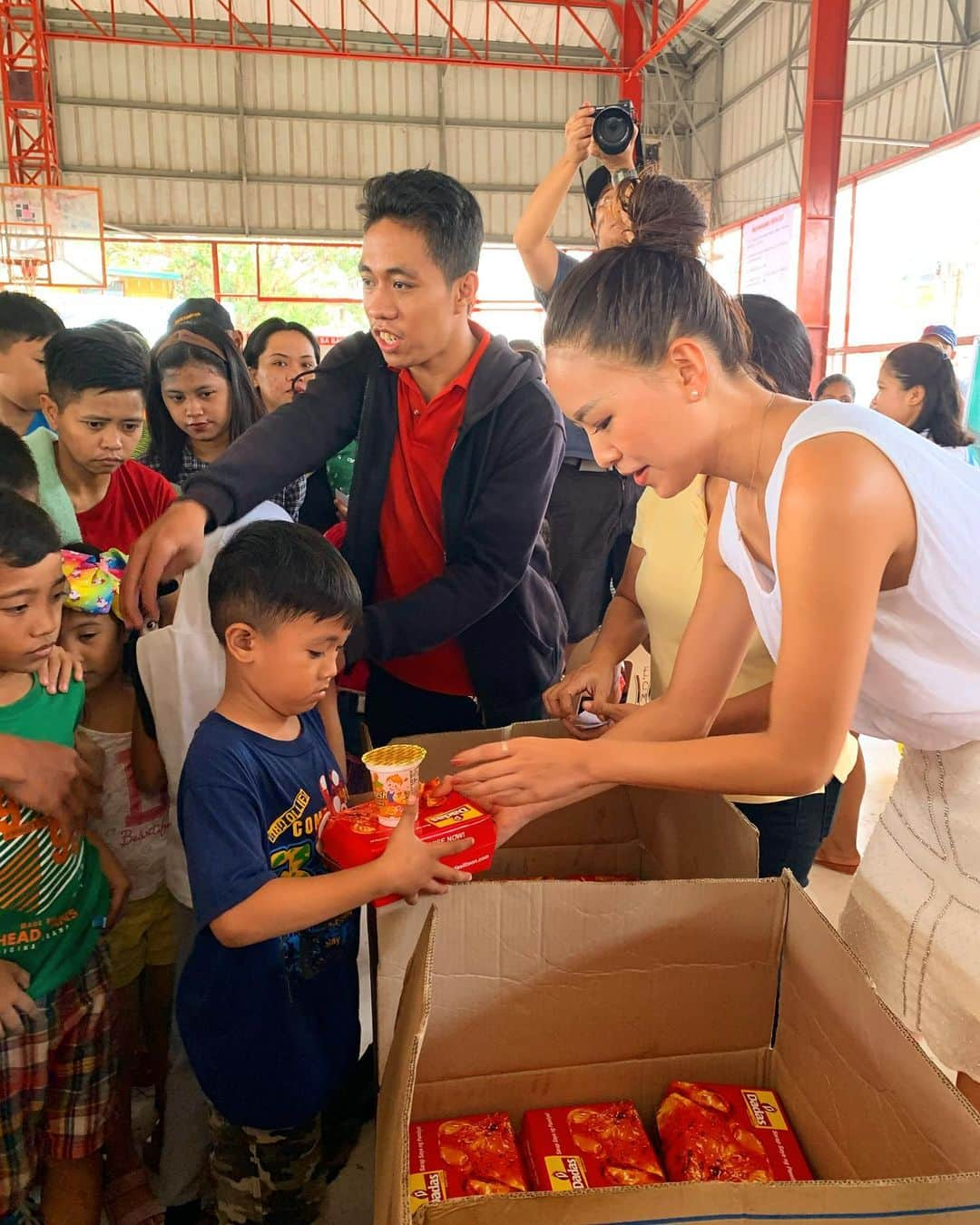 西内ひろさんのインスタグラム写真 - (西内ひろInstagram)「Just experienced another joy in giving trough feeding and early Christmas  gift giving by Diego Llorico and friends. Diego Llorico, thank you very much for the wonderful opportunity!  何度か行っているフィリピンでの子供達へのギフトのボランティア活動。今回は少し早めのクリスマスプレゼントに食事とおもちゃのギフトをしてきました🎁色んなエリアで今までしてきましたが、今回お声がけしてくれたDiego！ありがとうございました😊✨みなさんのご協力に感謝🙏 #happy #chilled #xmas #philippines  #フィリピン」11月10日 22時06分 - 0214hiro