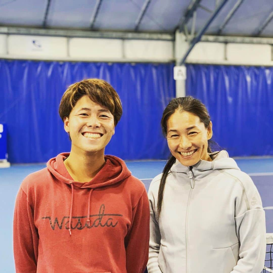 伊達公子さんのインスタグラム写真 - (伊達公子Instagram)「KIMIKODATE DATE✖︎YONEX PROJECT 第3回　2日目キャンプ 2日目の今日も元気にやりきってくれました。 4人それぞれにとって、新たに吸収したことがたくさんあった2日間であったと信じて、さらに成長した姿を、次のキャンプで見せてくれるように話して第3回を終えました。昨日は、慶應女子、今日は早稲田男子がヒッティングに来てくれました。 ＃伊達公子#kimikodate #tennis #tennisplayer #テニス #テニスプレーヤー #テニスプレイヤー #instatennis #instasports #yonex #yonexjapan #yonextennis #ヨネックス #ヨネックステニス #kimikodate×yonexproject #スポル品川大井町 #スポル #スポルテニスコート」11月10日 22時10分 - kimiko.date