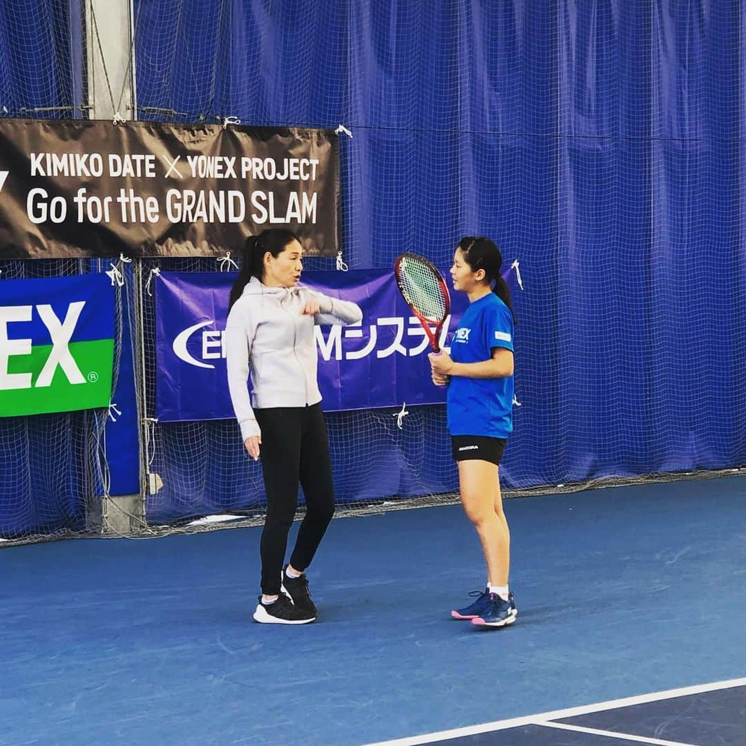 伊達公子さんのインスタグラム写真 - (伊達公子Instagram)「KIMIKODATE DATE✖︎YONEX PROJECT 第3回　2日目キャンプ 2日目の今日も元気にやりきってくれました。 4人それぞれにとって、新たに吸収したことがたくさんあった2日間であったと信じて、さらに成長した姿を、次のキャンプで見せてくれるように話して第3回を終えました。昨日は、慶應女子、今日は早稲田男子がヒッティングに来てくれました。 ＃伊達公子#kimikodate #tennis #tennisplayer #テニス #テニスプレーヤー #テニスプレイヤー #instatennis #instasports #yonex #yonexjapan #yonextennis #ヨネックス #ヨネックステニス #kimikodate×yonexproject #スポル品川大井町 #スポル #スポルテニスコート」11月10日 22時10分 - kimiko.date