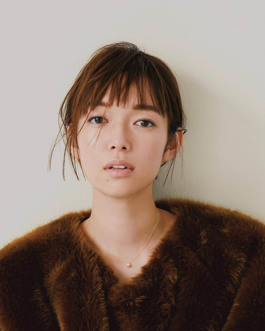 佐藤栞里さんのインスタグラム写真 - (佐藤栞里Instagram)「. 発売中のMORE12月号✨ TSUTSUMIさんのジュエリーを纏って。 スタジオにクリスマスが訪れて わくわく撮影したページです🎄 のんちゃんのヘアとメイクも可愛かった！ ぜひ見てね☺️」11月10日 22時11分 - satoshiori727