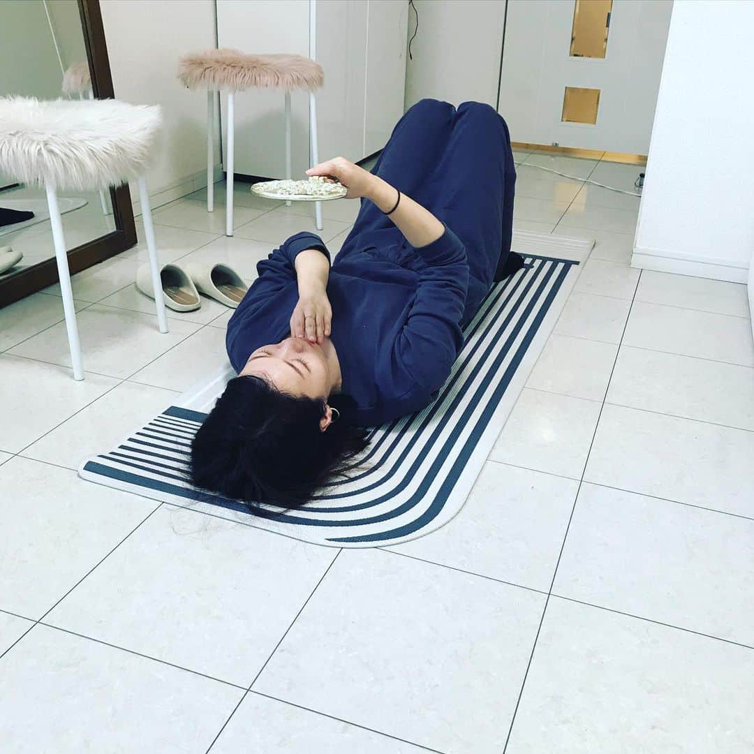 間々田佳子のインスタグラム：「今日のプライベートセッション 素敵な笑顔の為には 姿勢から説明した方が近道。 きゅっぴたぴん❣️ #間々田佳子 #表情筋研究家」
