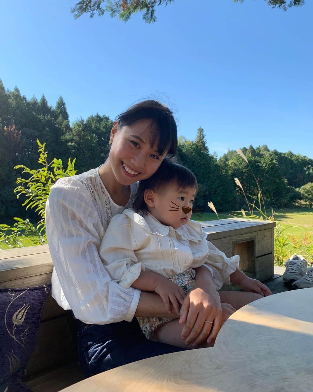 鈴木あすなのインスタグラム：「急にお仕事が延期になり、 こんないいお天気、出かけるしかない！と大好きな三重県へ🚗 . 普段から行きたいところリストをつけているので、こういう時にも即行動できるw . テラスからの景色が大好きな #伊賀ピザ さん。 1番好きな席に座れたところから今日の流れは最高だった。待っている間にハンモックでゆったり。 . こんな眺めのいい場所に住みたいなあ。 . #休みの日は自然で遊ぶ」