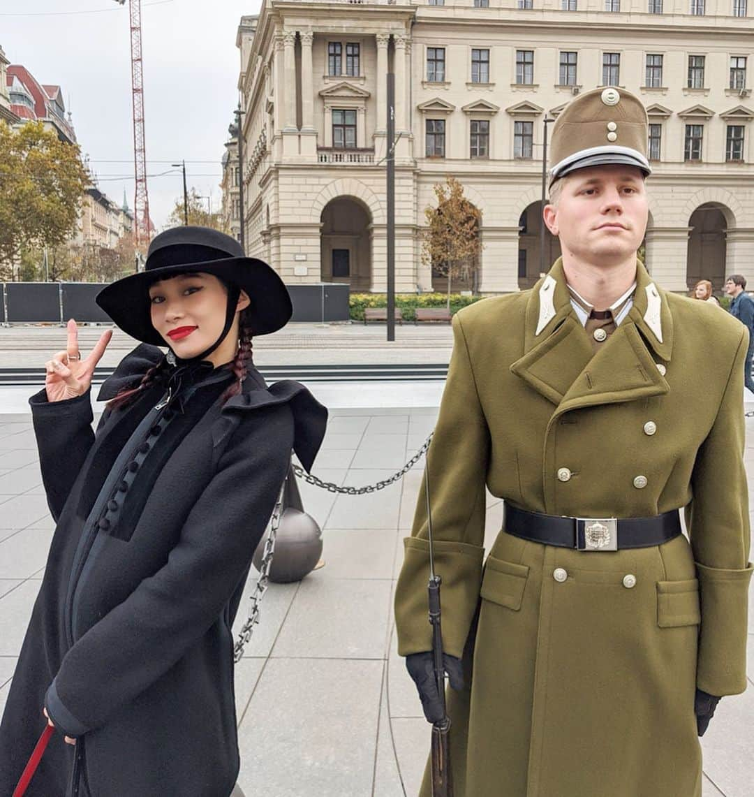 マドモアゼル・ユリアさんのインスタグラム写真 - (マドモアゼル・ユリアInstagram)「ブダペストの国会議事堂の前に何故かススキ畑が広がってました🌾🌾何故🌾🌾 制服好きなので、守衛さんの着ていたコートがとっても気になっちゃう🙄💂🏻‍♂️ Silver grass field in front of the Hungarian Parliament building🌾🌿 Btw as a uniform fan, the guard’s jacket fascinates me🧥🙄 @spiceofeurope @bcefw @hfdagency #ブダペスト  #spiceofeurope #bcefw #bcefwss20 #pixelで撮影 #googleのスマホ」11月10日 22時14分 - mademoiselle_yulia