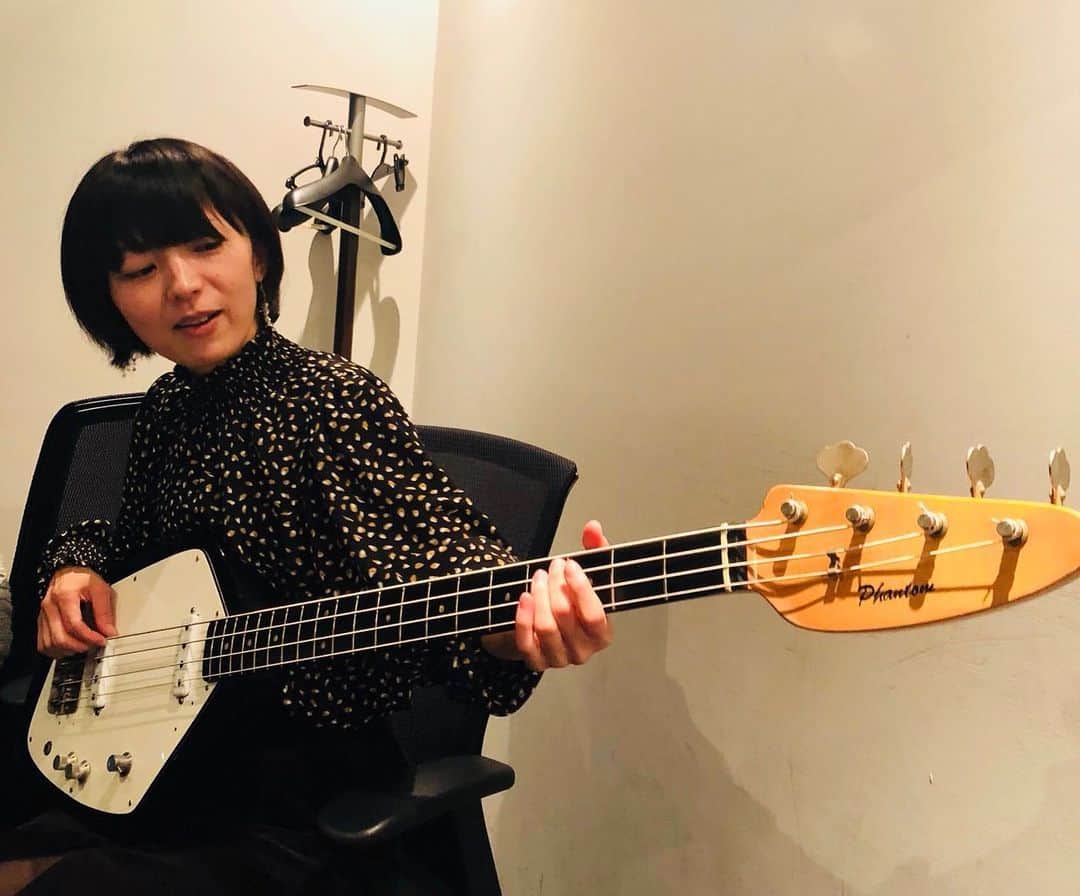 熊木杏里のインスタグラム：「I'm bassist  形だけです。笑  ヤマハ会議室にて打ち合わせをしてきました。 こちらは買ったばかりというベース！ 持ち主は、お馴染みの方。笑  近日、「人と時」に関連の 楽しいお知らせあります。 皆さんと一緒に。  しばし速報お待ちくださいね。 #熊木杏里 #森田晃平 #人と時」
